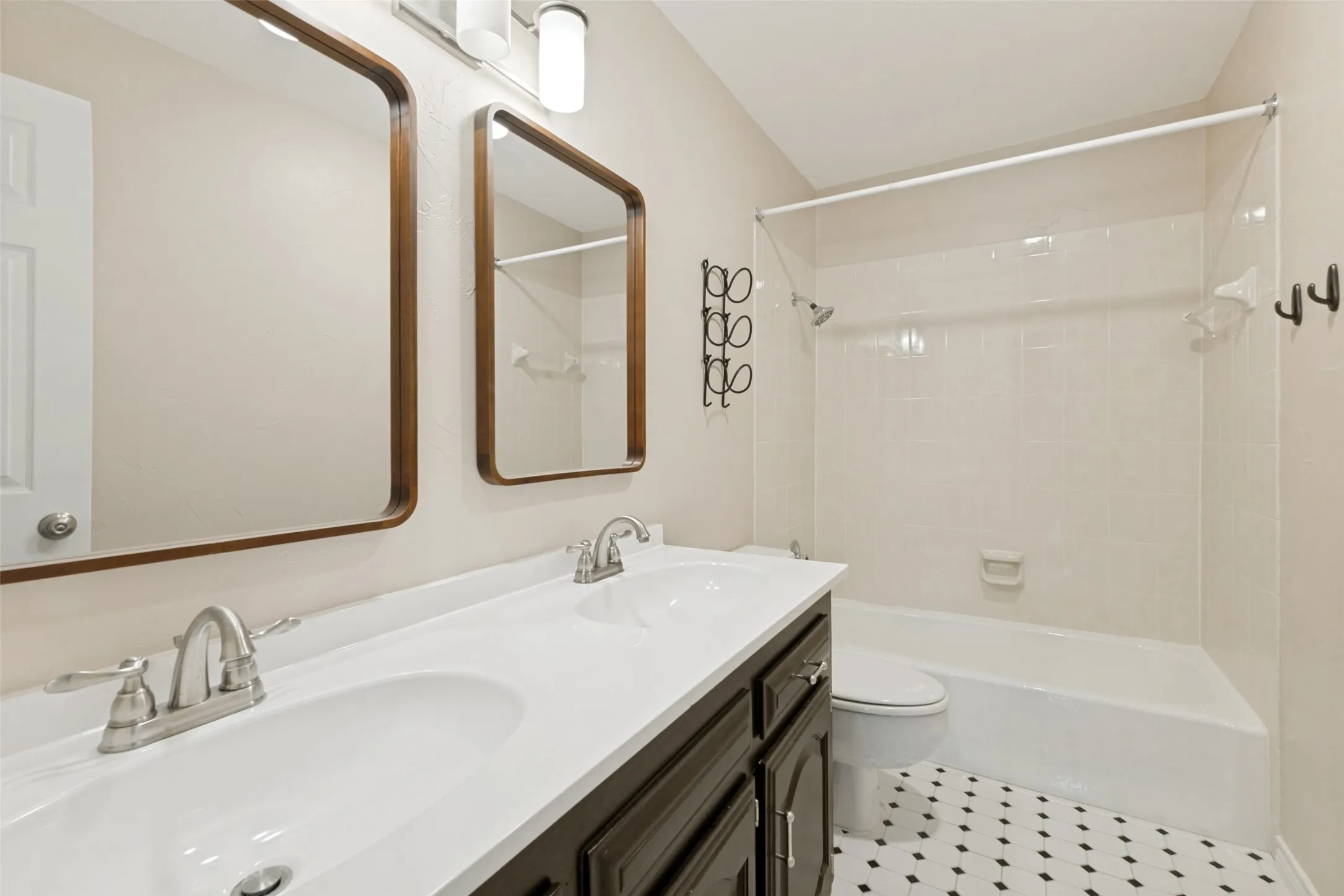 Single Family Residence For Sale in Rockwall County , 529 Chippendale Drive, Heath, Texas 75032, 5 Bedroom, 4 Bathroom, 3 Garage spaces, 3,196 Sqft, built in 1991, mls#21371033, Real Estate Agent in Heath, Homes For Sale in Rockwall county, Homes For Sale in Heath, Realtor in Heath Texas, Real Estate Brokerage Independent Realty Texas, Luminita Cordes Realtor