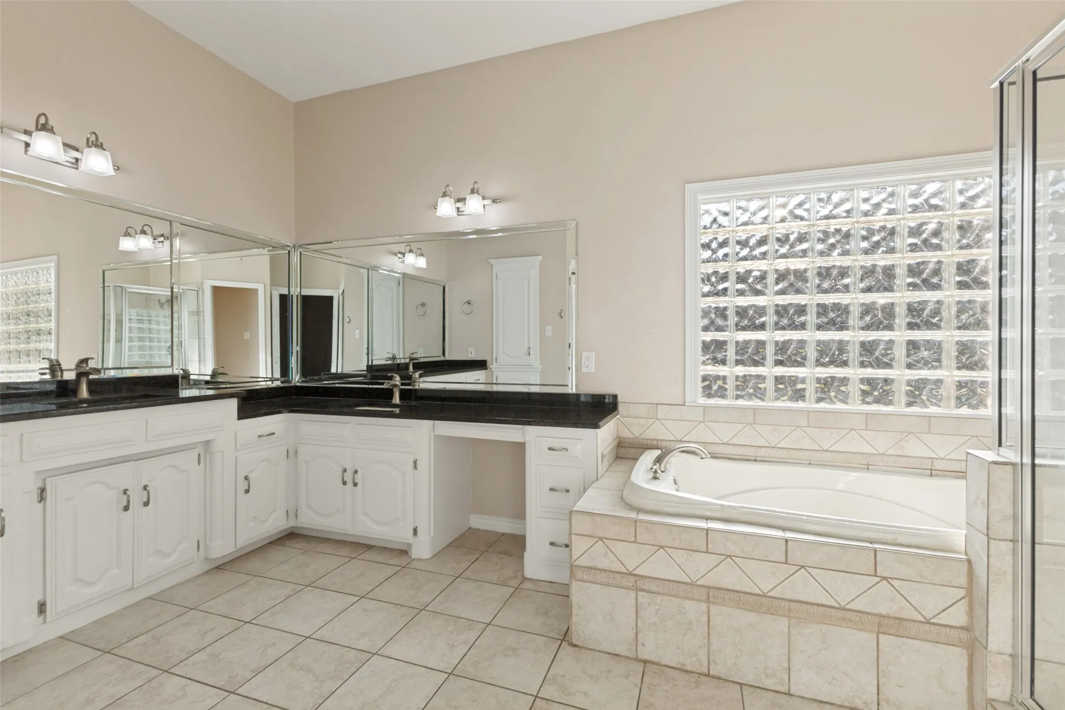 Single Family Residence For Sale in Rockwall County , 529 Chippendale Drive, Heath, Texas 75032, 5 Bedroom, 4 Bathroom, 3 Garage spaces, 3,196 Sqft, built in 1991, mls#21371033, Real Estate Agent in Heath, Homes For Sale in Rockwall county, Homes For Sale in Heath, Realtor in Heath Texas, Real Estate Brokerage Independent Realty Texas, Luminita Cordes Realtor