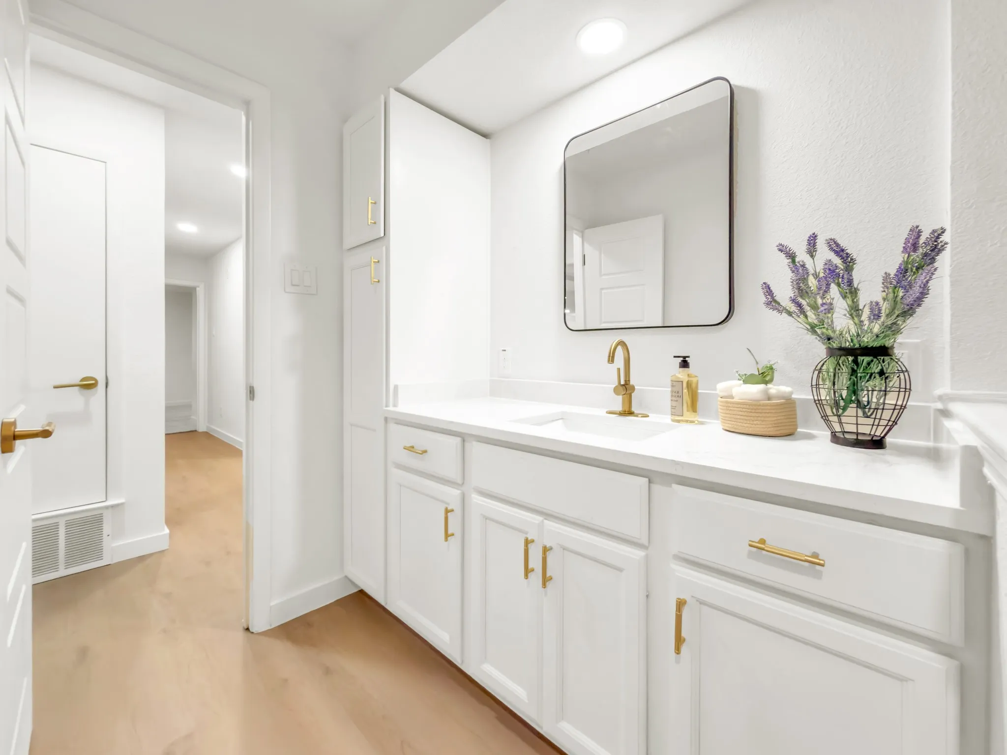 Single Family Residence For Sale in Dallas County , 2633 Locksley, Irving, Texas 75061, 3 Bedroom, 2 Bathroom, 1 Garage spaces, 1,954 Sqft, built in 1963, mls#21372295, Real Estate Agent in Irving, Homes For Sale in Dallas county, Homes For Sale in Irving, Realtor in Irving Texas, Real Estate Brokerage Independent Realty Texas, Luminita Cordes Realtor
