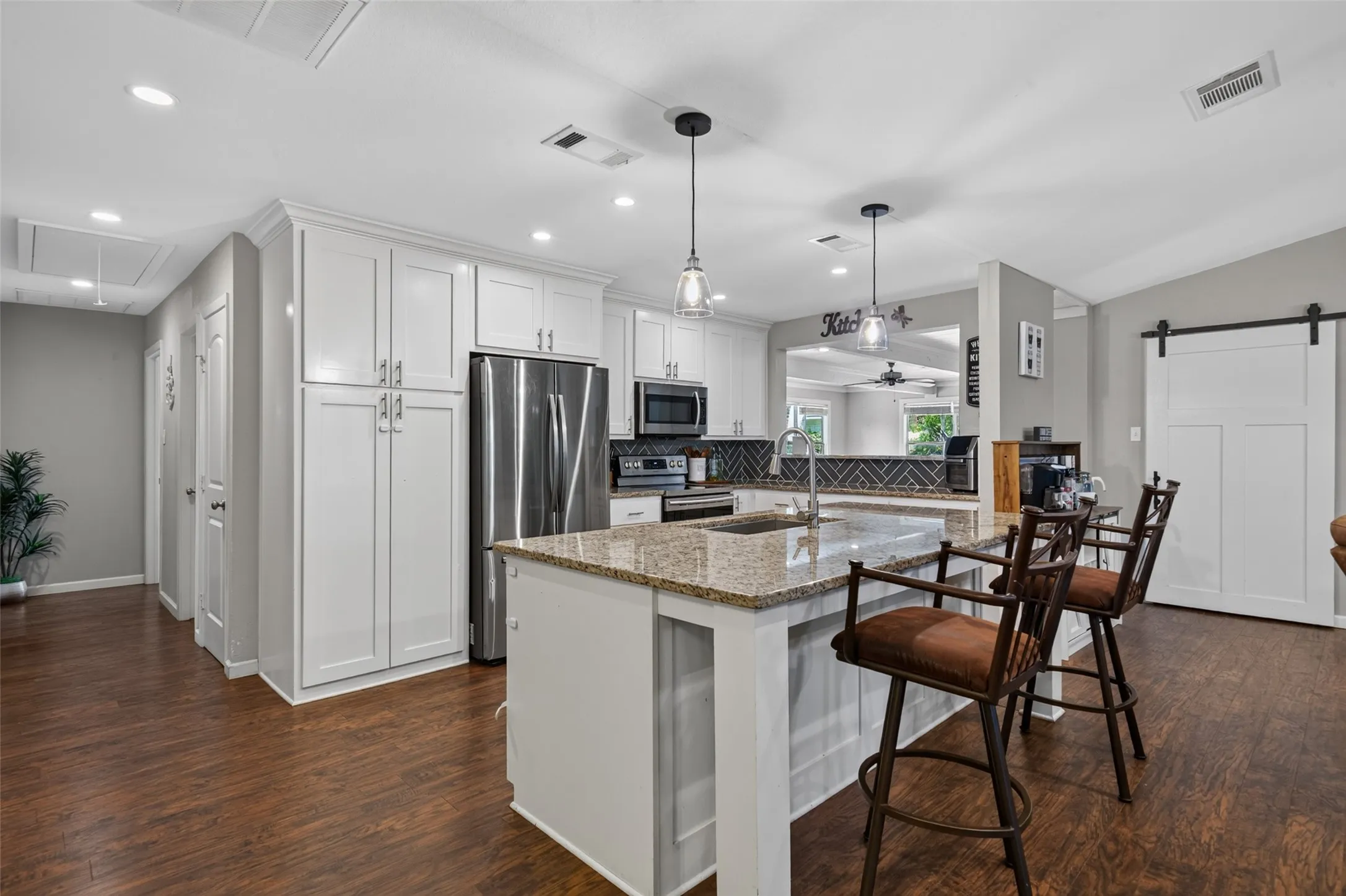 Single Family Residence For Sale in Hunt County , 2400 Kent Circle, Greenville, Texas 75402, 3 Bedroom, 2 Bathroom, 2 Garage spaces, 2,064 Sqft, built in 1970, mls#21372172, Real Estate Agent in Greenville, Homes For Sale in Hunt county, Homes For Sale in Greenville, Realtor in Greenville Texas, Real Estate Brokerage Independent Realty Texas, Luminita Cordes Realtor