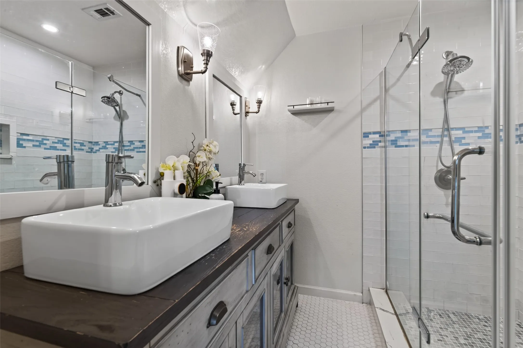 Single Family Residence For Sale in Hunt County , 2400 Kent Circle, Greenville, Texas 75402, 3 Bedroom, 2 Bathroom, 2 Garage spaces, 2,064 Sqft, built in 1970, mls#21372172, Real Estate Agent in Greenville, Homes For Sale in Hunt county, Homes For Sale in Greenville, Realtor in Greenville Texas, Real Estate Brokerage Independent Realty Texas, Luminita Cordes Realtor