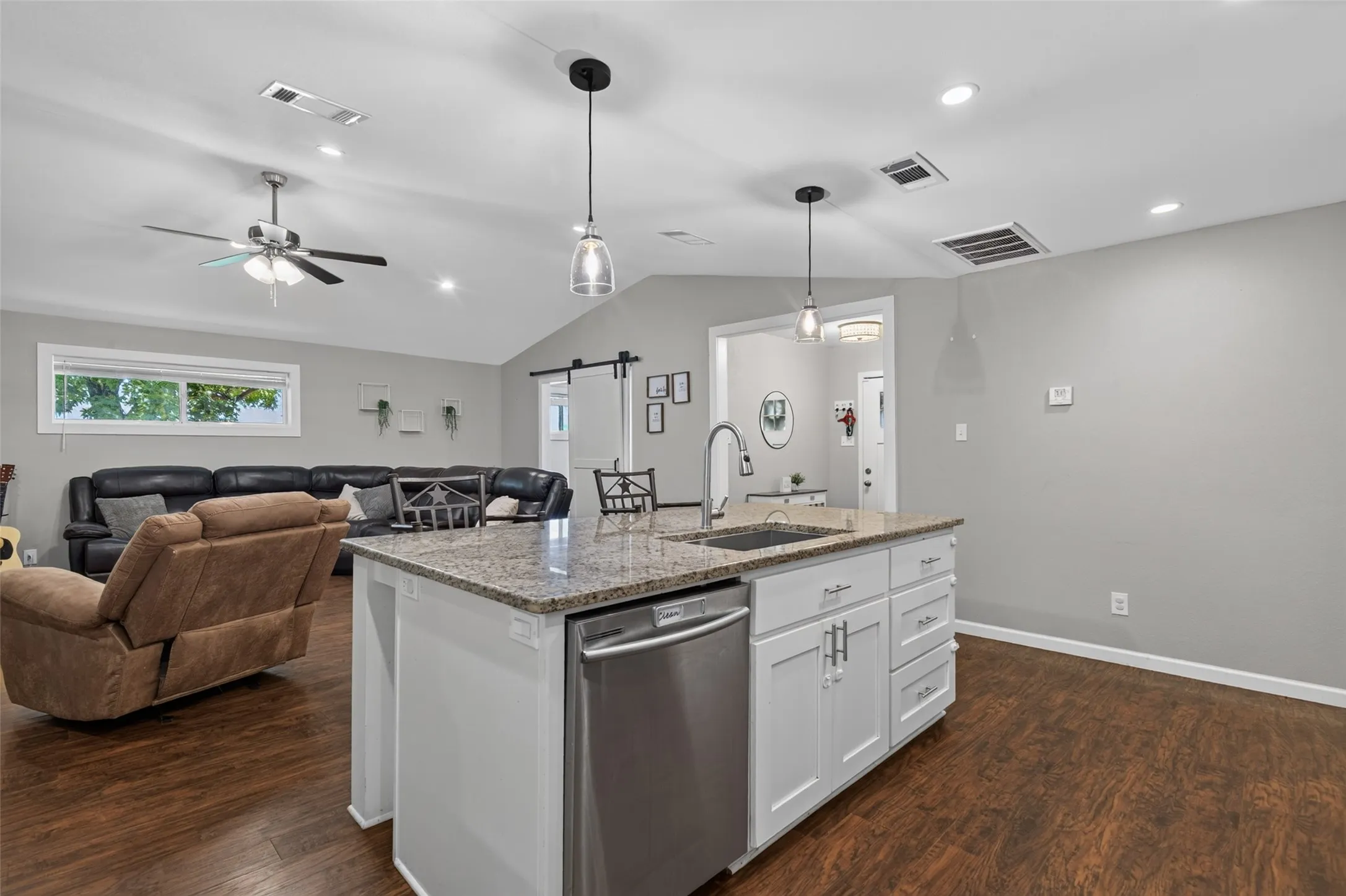 Single Family Residence For Sale in Hunt County , 2400 Kent Circle, Greenville, Texas 75402, 3 Bedroom, 2 Bathroom, 2 Garage spaces, 2,064 Sqft, built in 1970, mls#21372172, Real Estate Agent in Greenville, Homes For Sale in Hunt county, Homes For Sale in Greenville, Realtor in Greenville Texas, Real Estate Brokerage Independent Realty Texas, Luminita Cordes Realtor