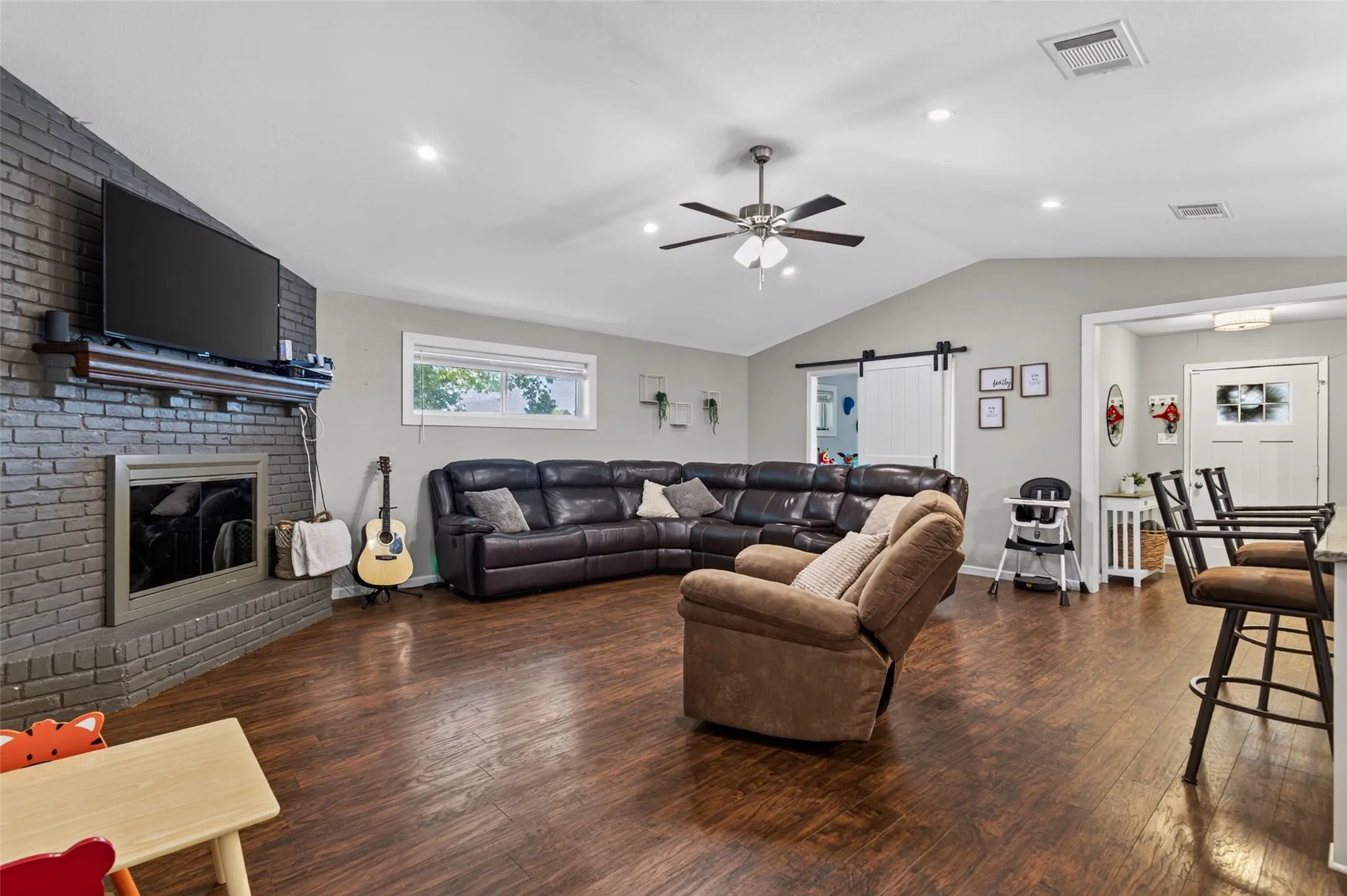 Single Family Residence For Sale in Hunt County , 2400 Kent Circle, Greenville, Texas 75402, 3 Bedroom, 2 Bathroom, 2 Garage spaces, 2,064 Sqft, built in 1970, mls#21372172, Real Estate Agent in Greenville, Homes For Sale in Hunt county, Homes For Sale in Greenville, Realtor in Greenville Texas, Real Estate Brokerage Independent Realty Texas, Luminita Cordes Realtor