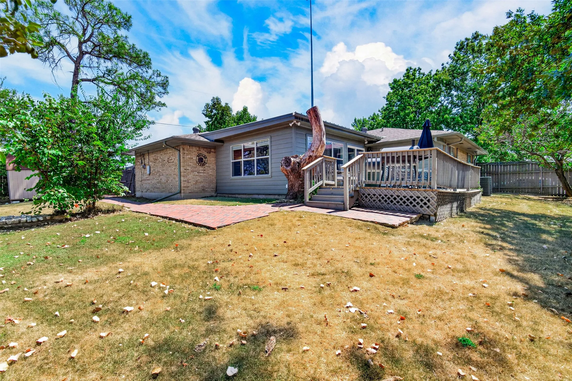 Single Family Residence For Sale in Hunt County , 2400 Kent Circle, Greenville, Texas 75402, 3 Bedroom, 2 Bathroom, 2 Garage spaces, 2,064 Sqft, built in 1970, mls#21372172, Real Estate Agent in Greenville, Homes For Sale in Hunt county, Homes For Sale in Greenville, Realtor in Greenville Texas, Real Estate Brokerage Independent Realty Texas, Luminita Cordes Realtor