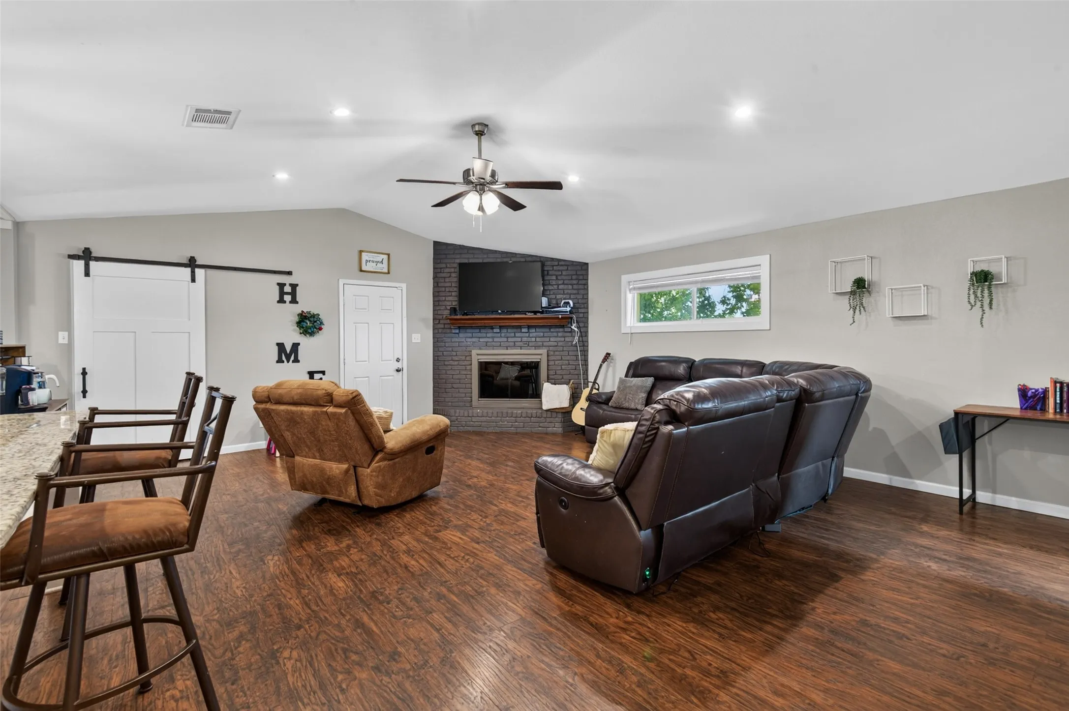Single Family Residence For Sale in Hunt County , 2400 Kent Circle, Greenville, Texas 75402, 3 Bedroom, 2 Bathroom, 2 Garage spaces, 2,064 Sqft, built in 1970, mls#21372172, Real Estate Agent in Greenville, Homes For Sale in Hunt county, Homes For Sale in Greenville, Realtor in Greenville Texas, Real Estate Brokerage Independent Realty Texas, Luminita Cordes Realtor