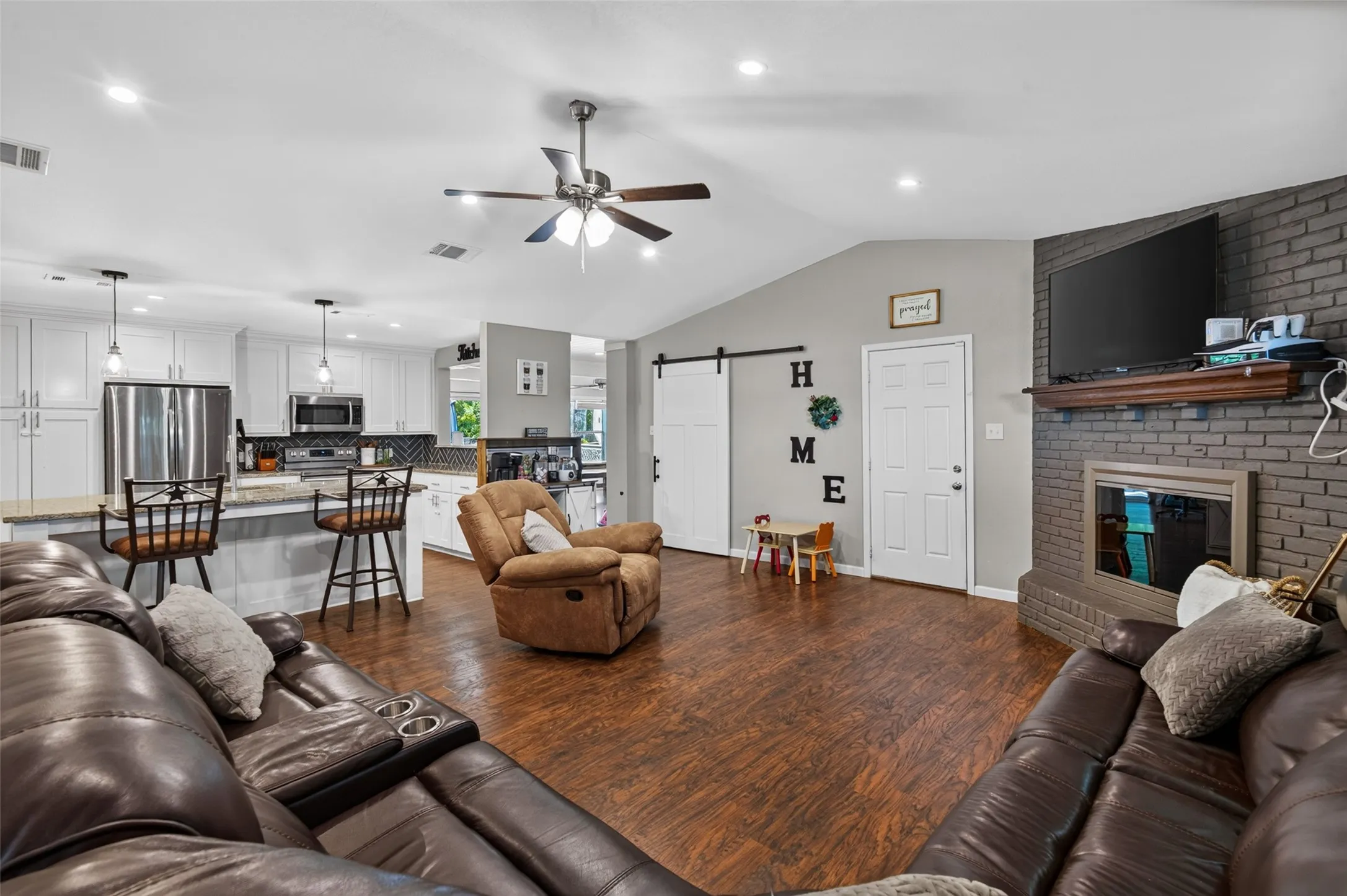 Single Family Residence For Sale in Hunt County , 2400 Kent Circle, Greenville, Texas 75402, 3 Bedroom, 2 Bathroom, 2 Garage spaces, 2,064 Sqft, built in 1970, mls#21372172, Real Estate Agent in Greenville, Homes For Sale in Hunt county, Homes For Sale in Greenville, Realtor in Greenville Texas, Real Estate Brokerage Independent Realty Texas, Luminita Cordes Realtor