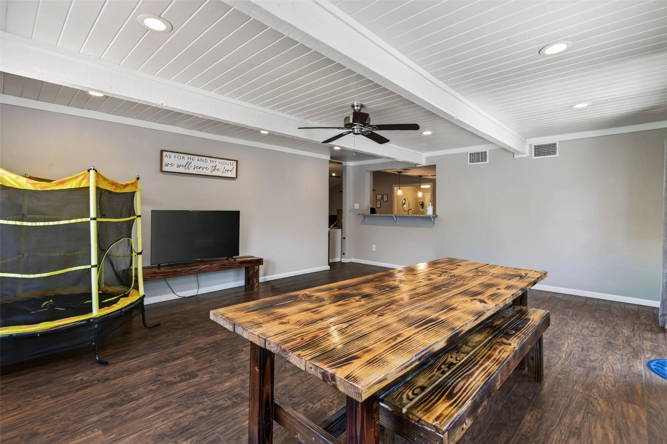 Single Family Residence For Sale in Hunt County , 2400 Kent Circle, Greenville, Texas 75402, 3 Bedroom, 2 Bathroom, 2 Garage spaces, 2,064 Sqft, built in 1970, mls#21372172, Real Estate Agent in Greenville, Homes For Sale in Hunt county, Homes For Sale in Greenville, Realtor in Greenville Texas, Real Estate Brokerage Independent Realty Texas, Luminita Cordes Realtor