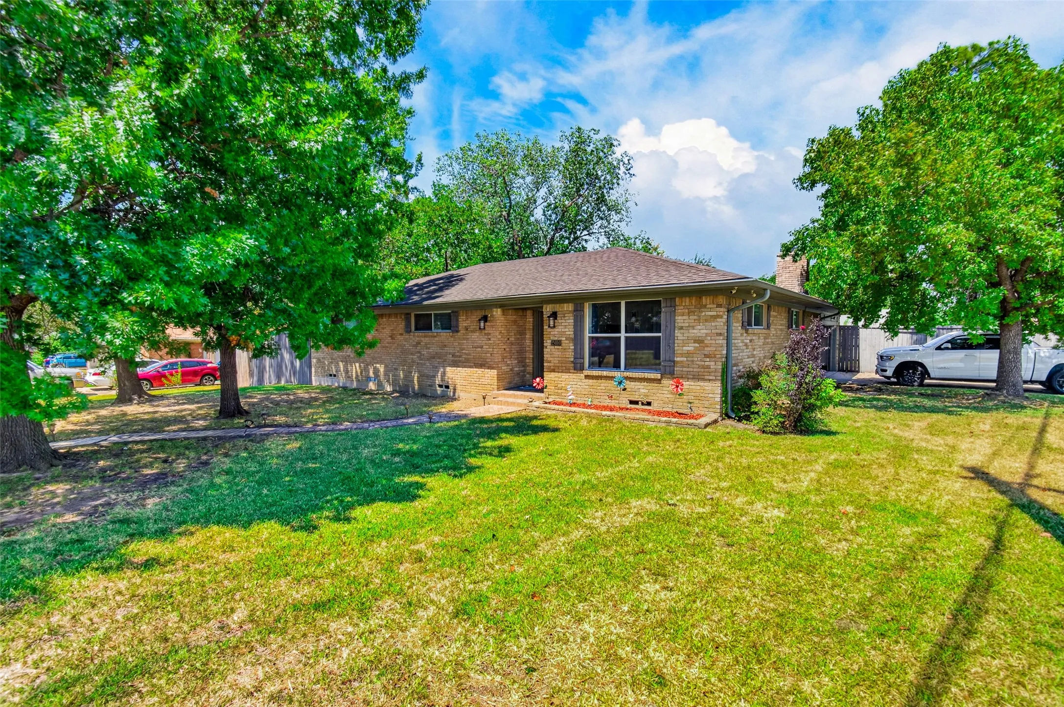 Single Family Residence For Sale in Hunt County , 2400 Kent Circle, Greenville, Texas 75402, 3 Bedroom, 2 Bathroom, 2 Garage spaces, 2,064 Sqft, built in 1970, mls#21372172, Real Estate Agent in Greenville, Homes For Sale in Hunt county, Homes For Sale in Greenville, Realtor in Greenville Texas, Real Estate Brokerage Independent Realty Texas, Luminita Cordes Realtor