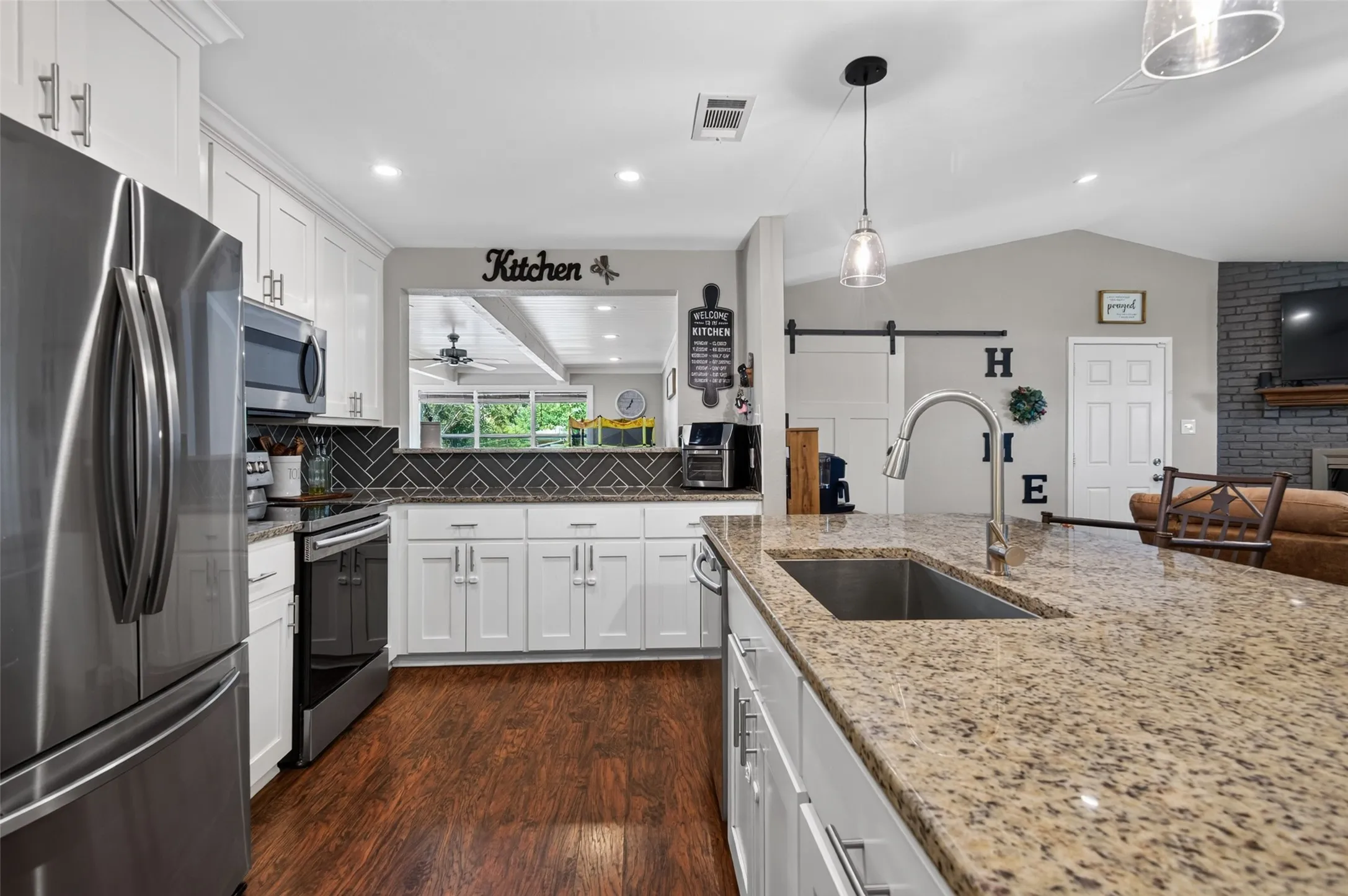 Single Family Residence For Sale in Hunt County , 2400 Kent Circle, Greenville, Texas 75402, 3 Bedroom, 2 Bathroom, 2 Garage spaces, 2,064 Sqft, built in 1970, mls#21372172, Real Estate Agent in Greenville, Homes For Sale in Hunt county, Homes For Sale in Greenville, Realtor in Greenville Texas, Real Estate Brokerage Independent Realty Texas, Luminita Cordes Realtor