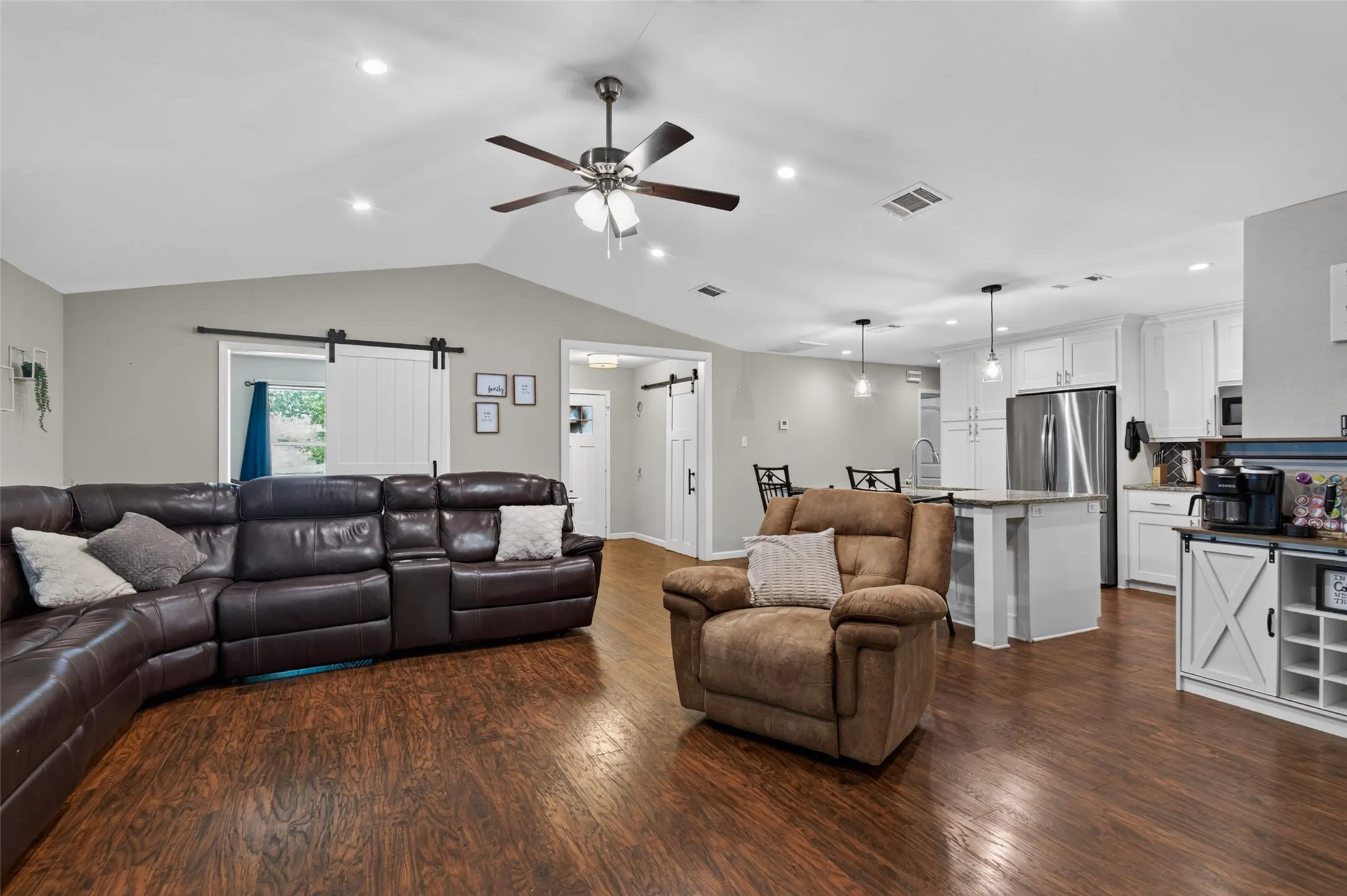 Single Family Residence For Sale in Hunt County , 2400 Kent Circle, Greenville, Texas 75402, 3 Bedroom, 2 Bathroom, 2 Garage spaces, 2,064 Sqft, built in 1970, mls#21372172, Real Estate Agent in Greenville, Homes For Sale in Hunt county, Homes For Sale in Greenville, Realtor in Greenville Texas, Real Estate Brokerage Independent Realty Texas, Luminita Cordes Realtor