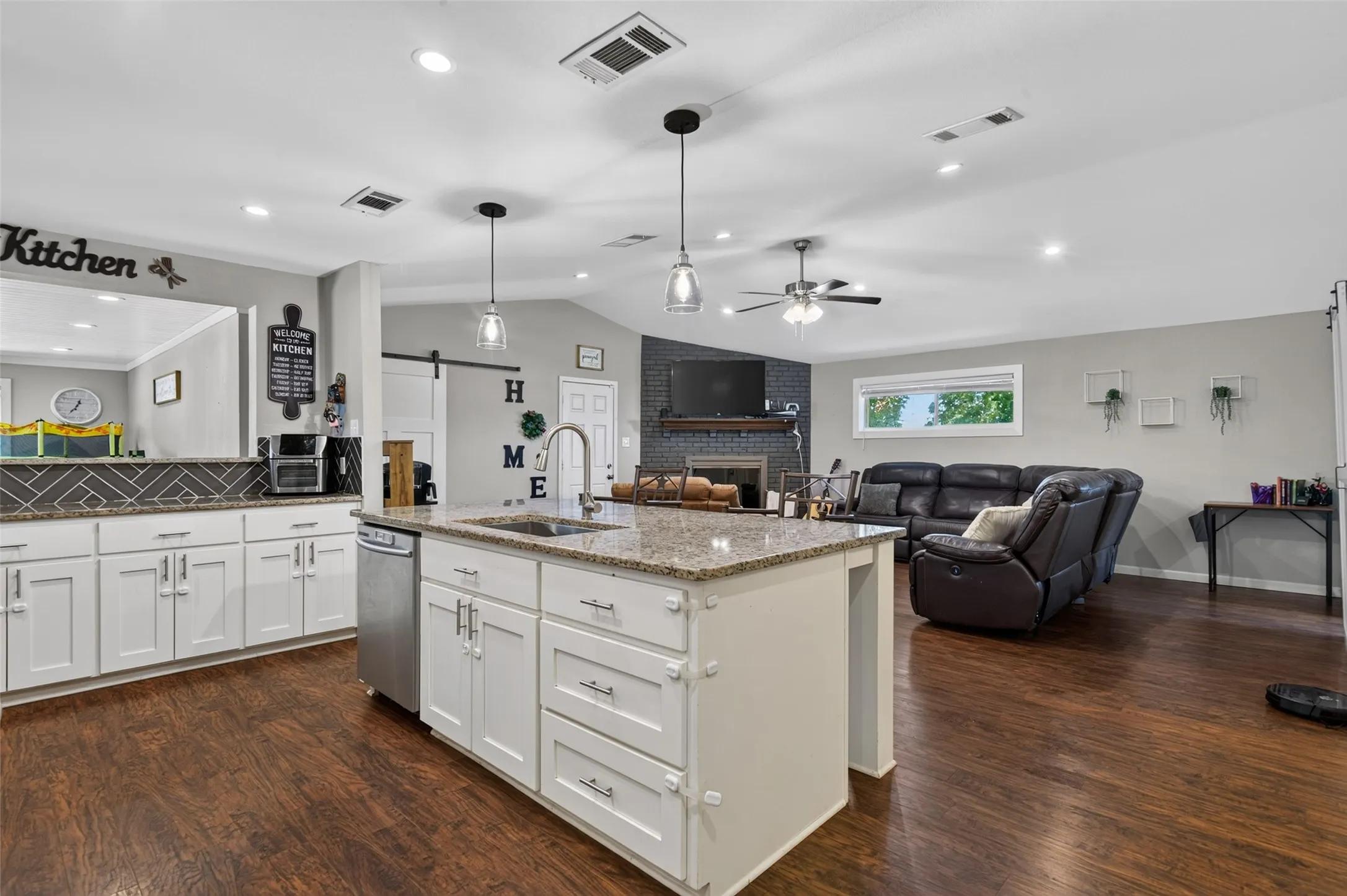 Single Family Residence For Sale in Hunt County , 2400 Kent Circle, Greenville, Texas 75402, 3 Bedroom, 2 Bathroom, 2 Garage spaces, 2,064 Sqft, built in 1970, mls#21372172, Real Estate Agent in Greenville, Homes For Sale in Hunt county, Homes For Sale in Greenville, Realtor in Greenville Texas, Real Estate Brokerage Independent Realty Texas, Luminita Cordes Realtor