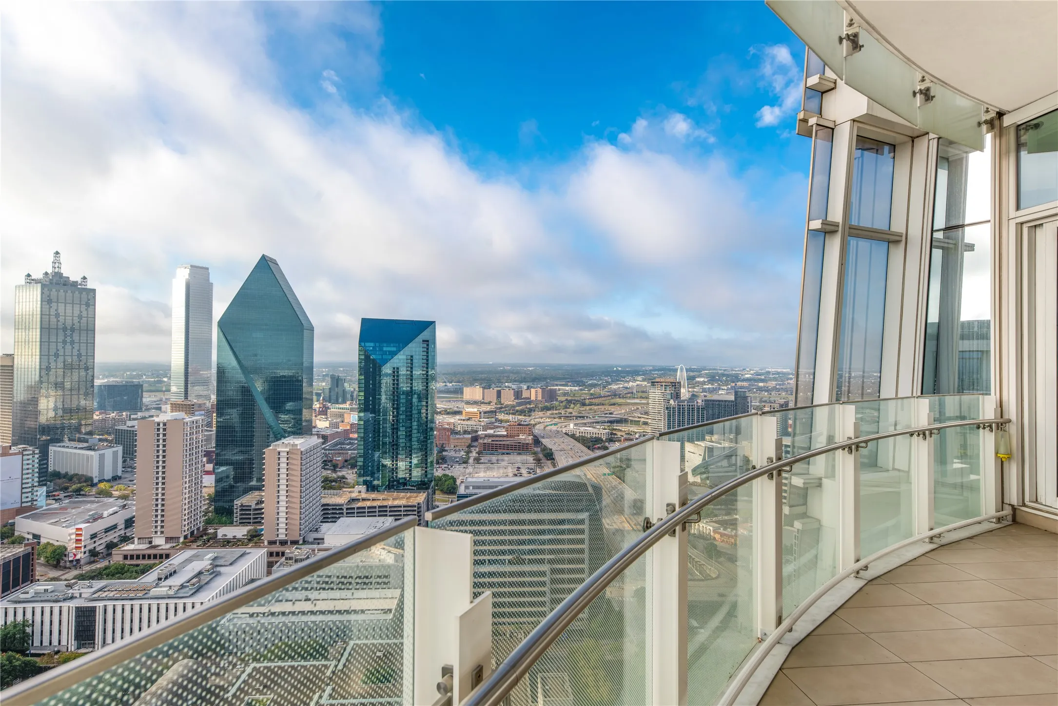 Condominium For Sale in Dallas County , 1918 Olive Street 3403, Dallas, Texas 75201, 2 Bedroom, 2 Bathroom, 2 Garage spaces, 2,417 Sqft, built in 2012, mls#21372283, Real Estate Agent in Dallas, Homes For Sale in Dallas county, Homes For Sale in Dallas, Realtor in Dallas Texas, Real Estate Brokerage Independent Realty Texas, Luminita Cordes Realtor