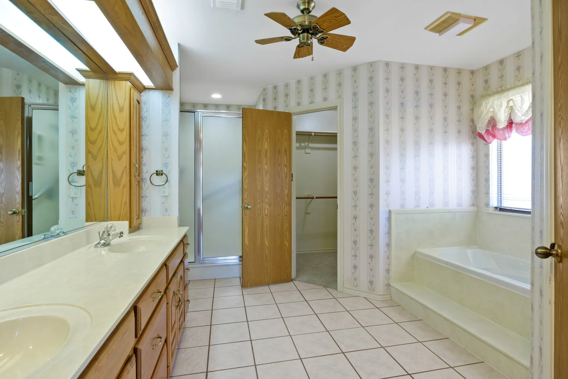 Single Family Residence For Sale in Titus County , 1149 County Road 4510, Mt Pleasant, Texas 75455, 3 Bedroom, 3 Bathroom, 2 Garage spaces, 2,046 Sqft, built in 1995, mls#21371833, Real Estate Agent in Mt Pleasant, Homes For Sale in Titus county, Homes For Sale in Mt Pleasant, Realtor in Mt Pleasant Texas, Real Estate Brokerage Independent Realty Texas, Luminita Cordes Realtor