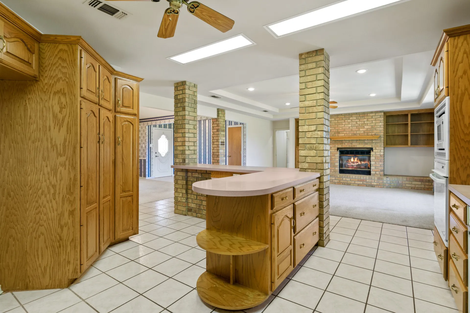 Single Family Residence For Sale in Titus County , 1149 County Road 4510, Mt Pleasant, Texas 75455, 3 Bedroom, 3 Bathroom, 2 Garage spaces, 2,046 Sqft, built in 1995, mls#21371833, Real Estate Agent in Mt Pleasant, Homes For Sale in Titus county, Homes For Sale in Mt Pleasant, Realtor in Mt Pleasant Texas, Real Estate Brokerage Independent Realty Texas, Luminita Cordes Realtor