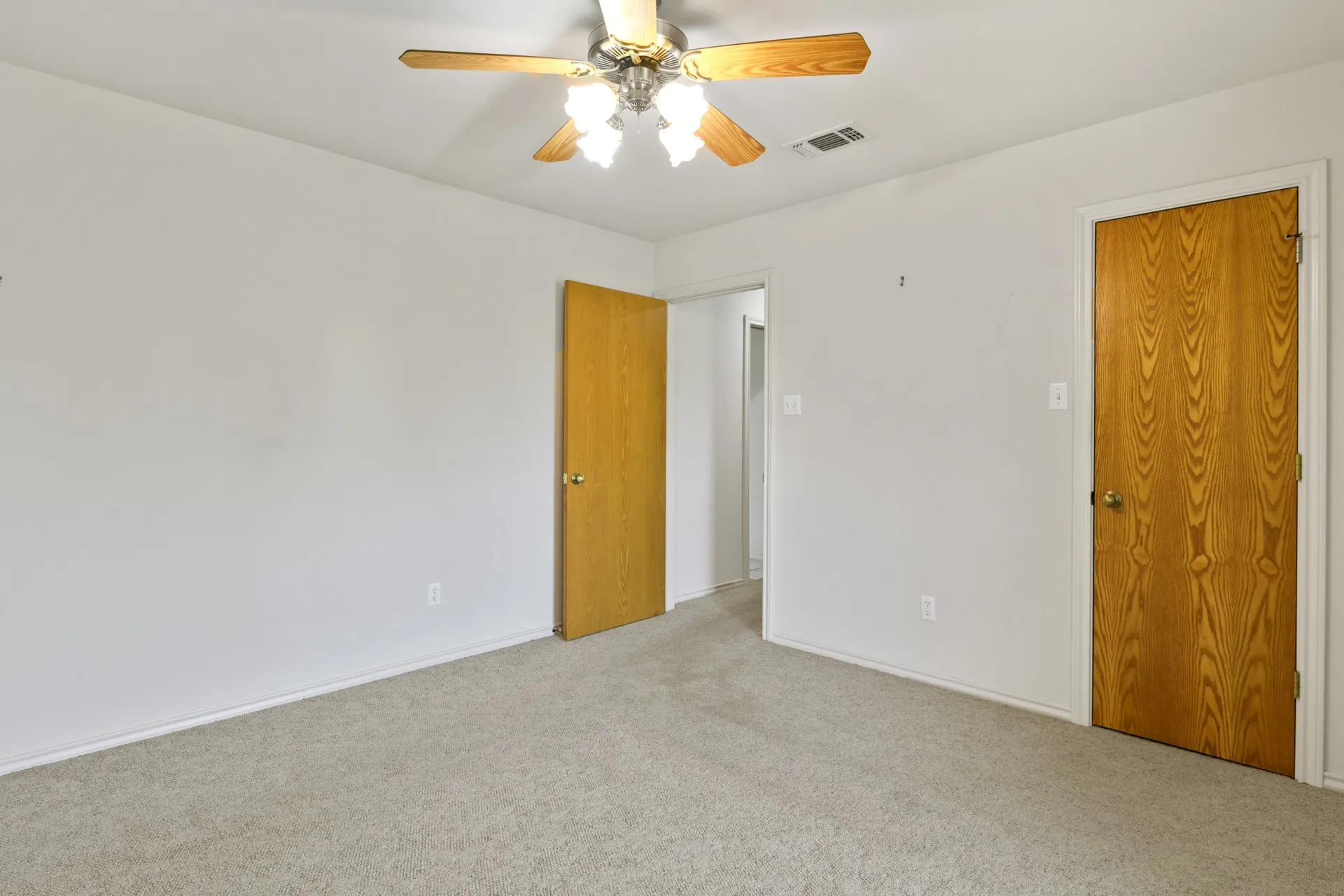 Single Family Residence For Sale in Titus County , 1149 County Road 4510, Mt Pleasant, Texas 75455, 3 Bedroom, 3 Bathroom, 2 Garage spaces, 2,046 Sqft, built in 1995, mls#21371833, Real Estate Agent in Mt Pleasant, Homes For Sale in Titus county, Homes For Sale in Mt Pleasant, Realtor in Mt Pleasant Texas, Real Estate Brokerage Independent Realty Texas, Luminita Cordes Realtor