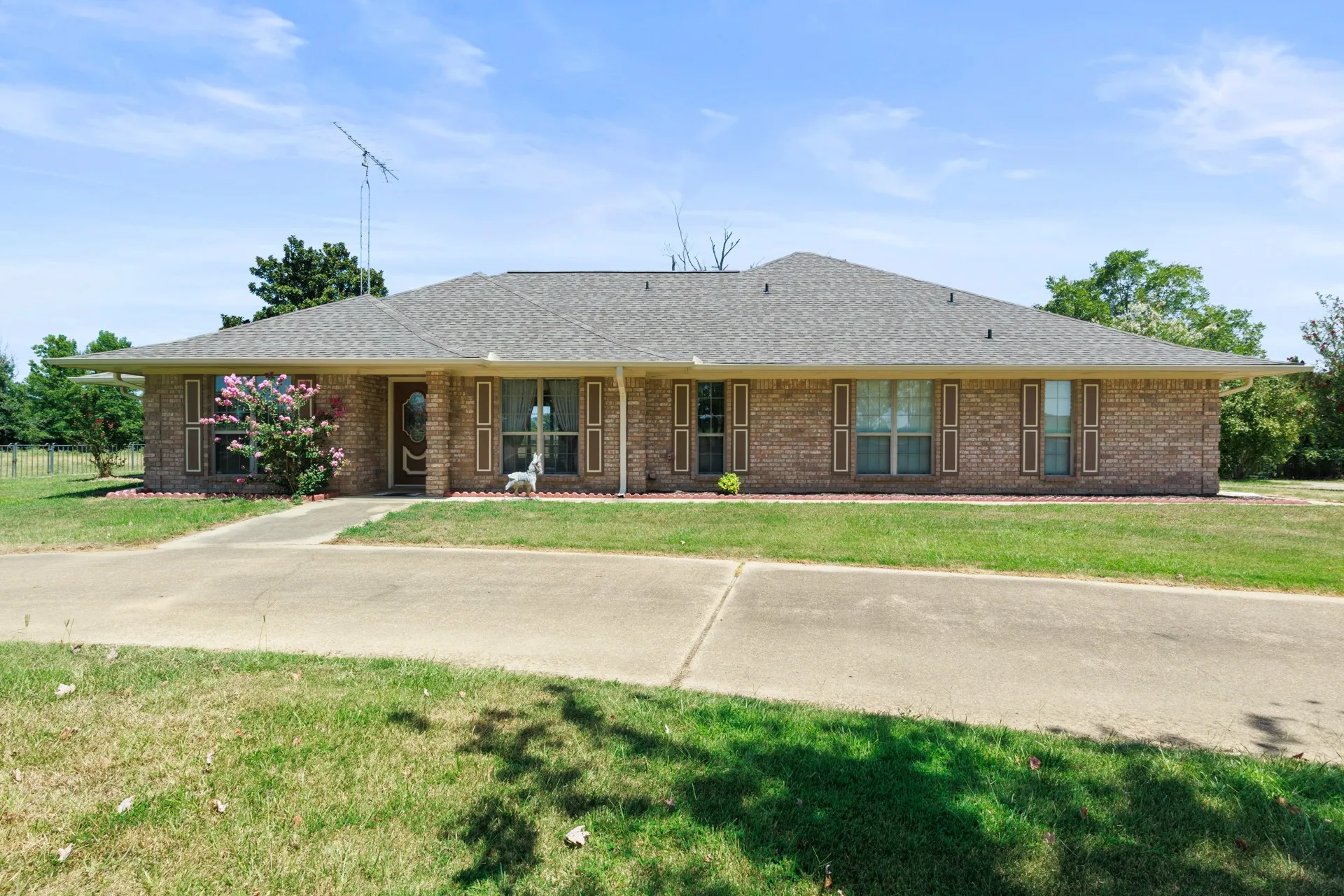 Single Family Residence For Sale in Titus County , 1149 County Road 4510, Mt Pleasant, Texas 75455, 3 Bedroom, 3 Bathroom, 2 Garage spaces, 2,046 Sqft, built in 1995, mls#21371833, Real Estate Agent in Mt Pleasant, Homes For Sale in Titus county, Homes For Sale in Mt Pleasant, Realtor in Mt Pleasant Texas, Real Estate Brokerage Independent Realty Texas, Luminita Cordes Realtor