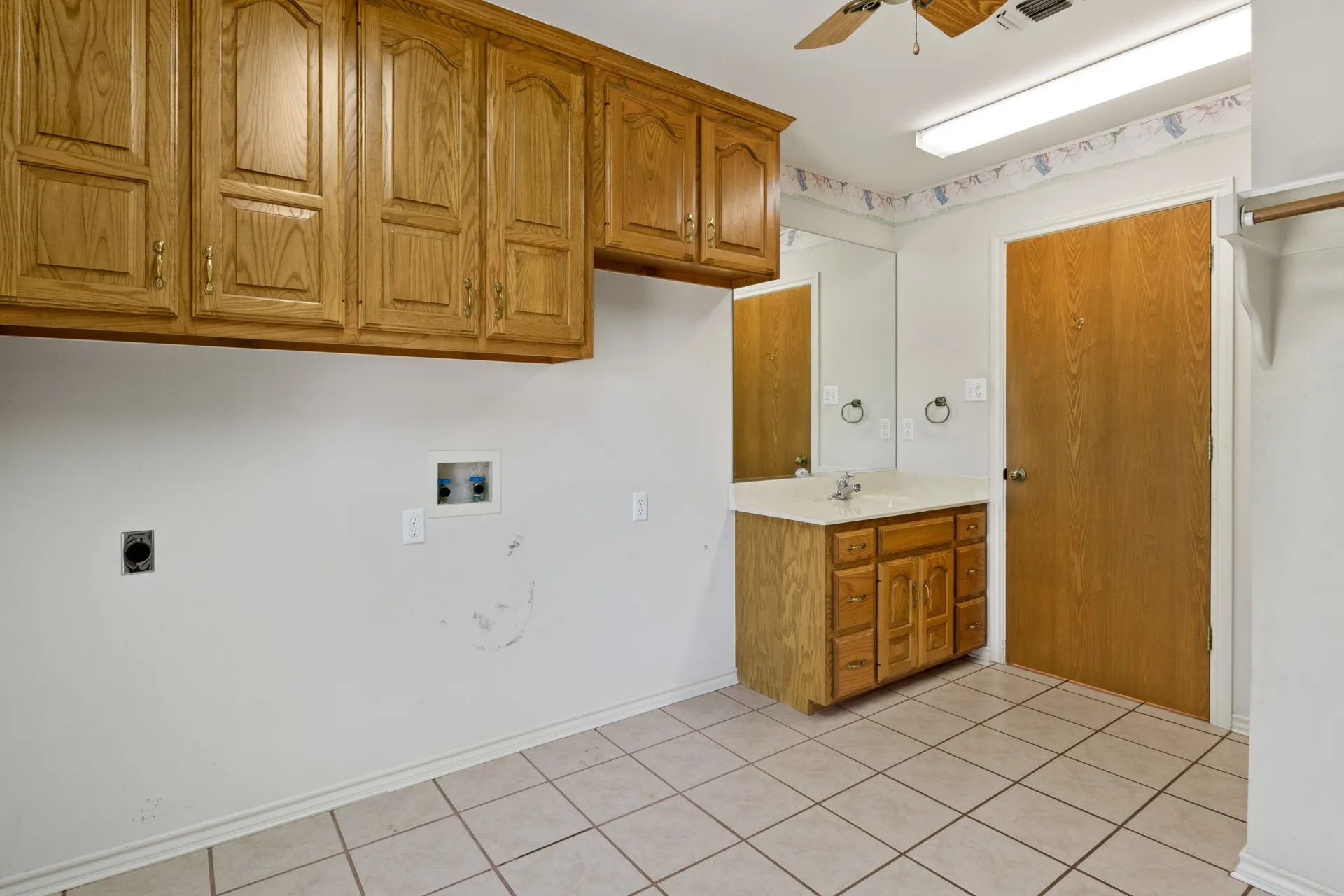 Single Family Residence For Sale in Titus County , 1149 County Road 4510, Mt Pleasant, Texas 75455, 3 Bedroom, 3 Bathroom, 2 Garage spaces, 2,046 Sqft, built in 1995, mls#21371833, Real Estate Agent in Mt Pleasant, Homes For Sale in Titus county, Homes For Sale in Mt Pleasant, Realtor in Mt Pleasant Texas, Real Estate Brokerage Independent Realty Texas, Luminita Cordes Realtor