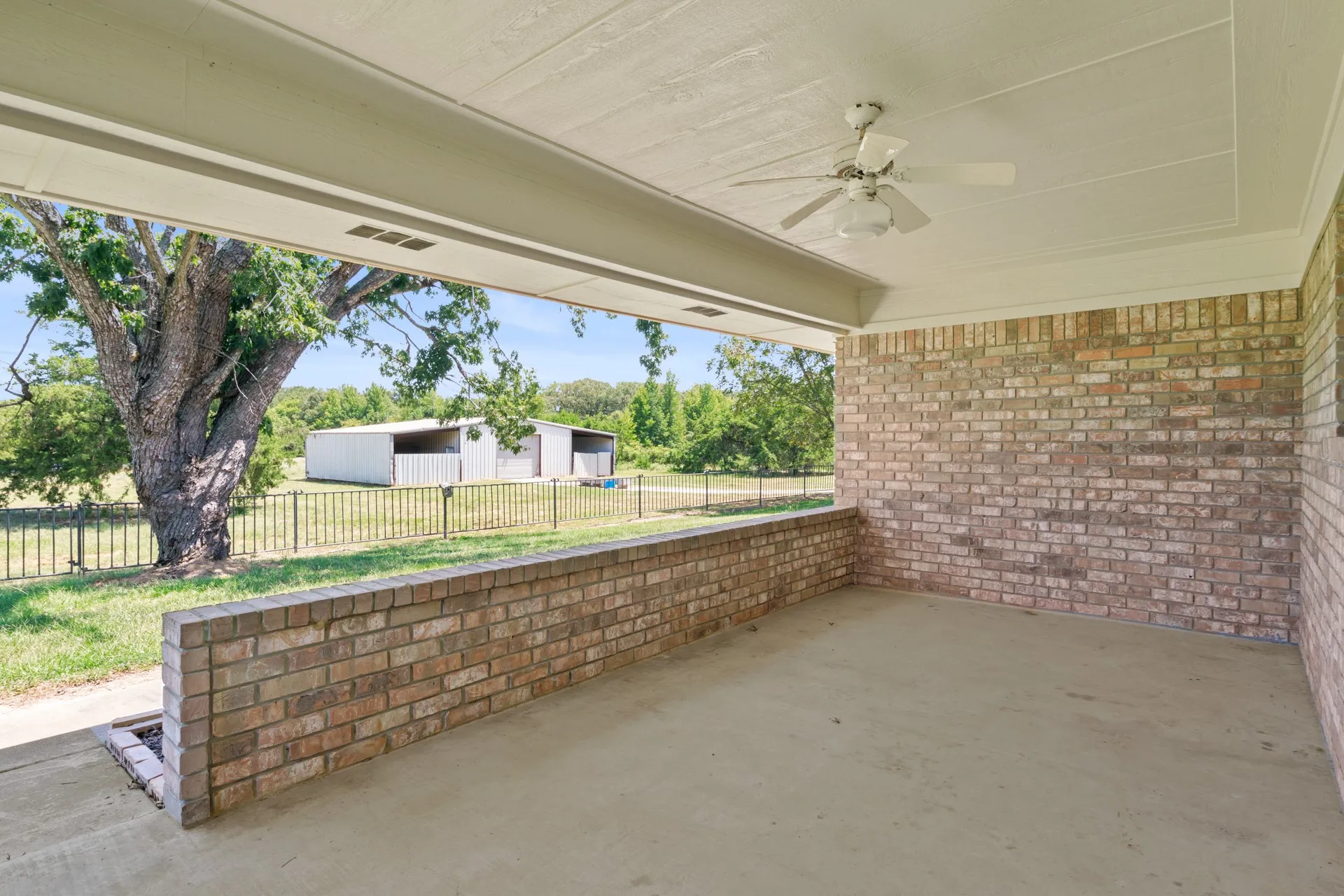 Single Family Residence For Sale in Titus County , 1149 County Road 4510, Mt Pleasant, Texas 75455, 3 Bedroom, 3 Bathroom, 2 Garage spaces, 2,046 Sqft, built in 1995, mls#21371833, Real Estate Agent in Mt Pleasant, Homes For Sale in Titus county, Homes For Sale in Mt Pleasant, Realtor in Mt Pleasant Texas, Real Estate Brokerage Independent Realty Texas, Luminita Cordes Realtor