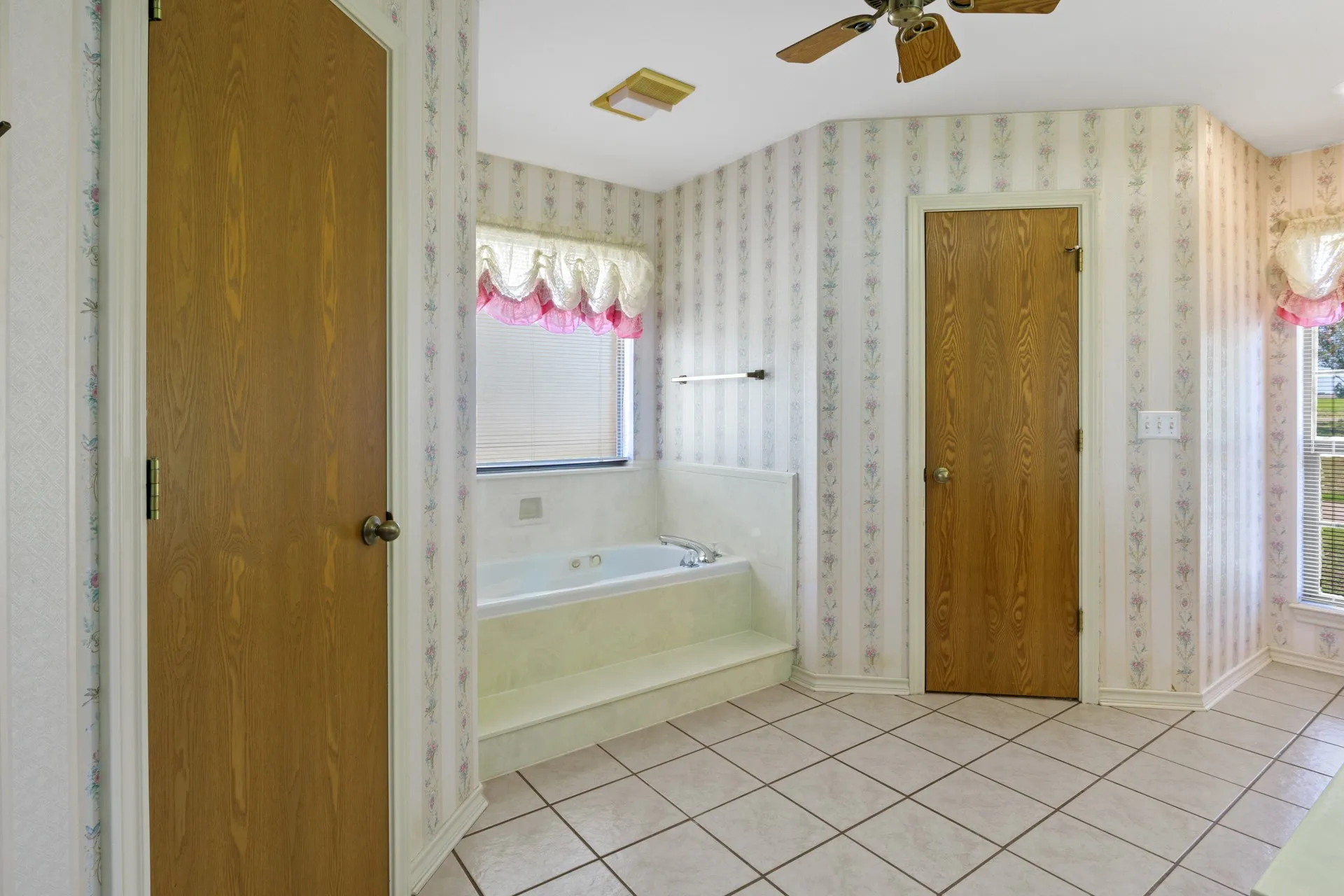 Single Family Residence For Sale in Titus County , 1149 County Road 4510, Mt Pleasant, Texas 75455, 3 Bedroom, 3 Bathroom, 2 Garage spaces, 2,046 Sqft, built in 1995, mls#21371833, Real Estate Agent in Mt Pleasant, Homes For Sale in Titus county, Homes For Sale in Mt Pleasant, Realtor in Mt Pleasant Texas, Real Estate Brokerage Independent Realty Texas, Luminita Cordes Realtor