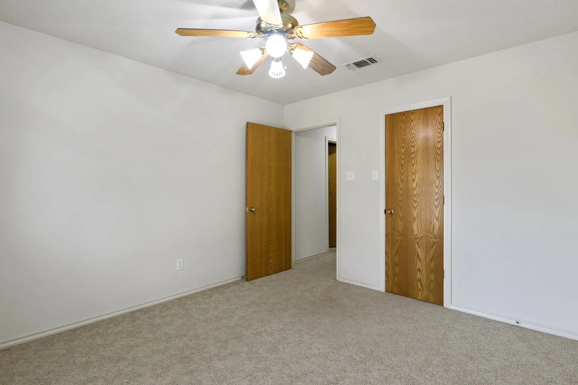 Single Family Residence For Sale in Titus County , 1149 County Road 4510, Mt Pleasant, Texas 75455, 3 Bedroom, 3 Bathroom, 2 Garage spaces, 2,046 Sqft, built in 1995, mls#21371833, Real Estate Agent in Mt Pleasant, Homes For Sale in Titus county, Homes For Sale in Mt Pleasant, Realtor in Mt Pleasant Texas, Real Estate Brokerage Independent Realty Texas, Luminita Cordes Realtor