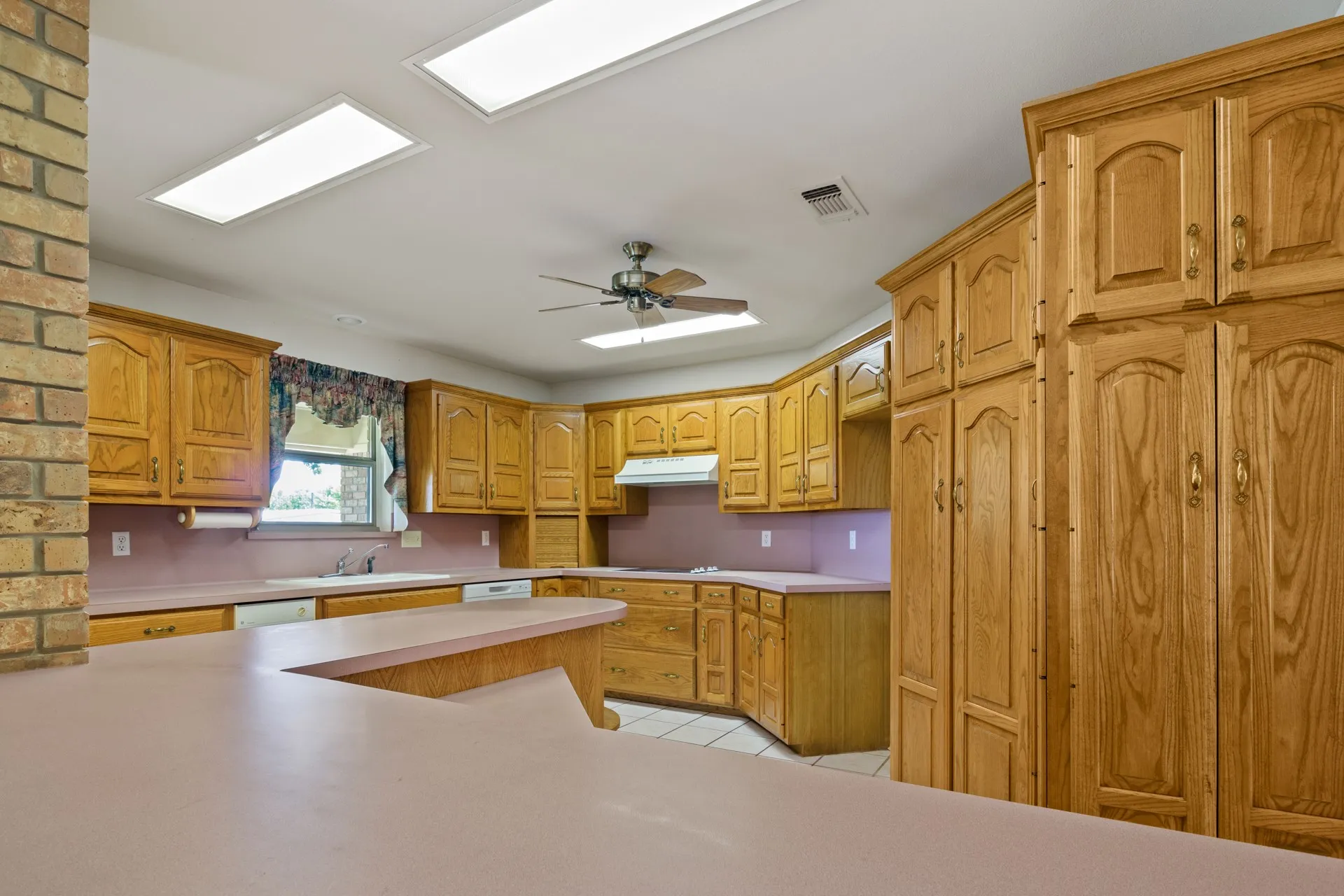 Single Family Residence For Sale in Titus County , 1149 County Road 4510, Mt Pleasant, Texas 75455, 3 Bedroom, 3 Bathroom, 2 Garage spaces, 2,046 Sqft, built in 1995, mls#21371833, Real Estate Agent in Mt Pleasant, Homes For Sale in Titus county, Homes For Sale in Mt Pleasant, Realtor in Mt Pleasant Texas, Real Estate Brokerage Independent Realty Texas, Luminita Cordes Realtor
