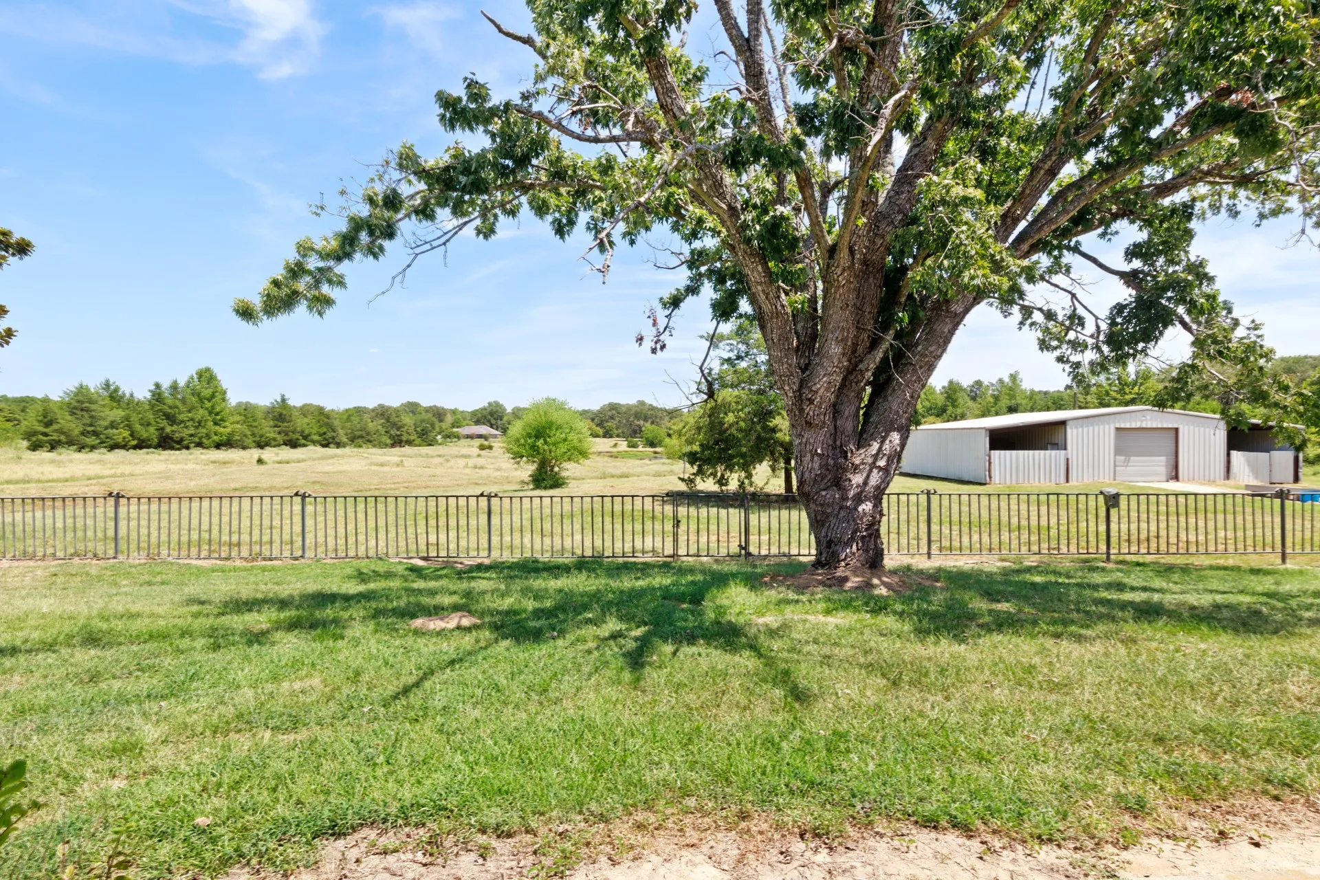 Single Family Residence For Sale in Titus County , 1149 County Road 4510, Mt Pleasant, Texas 75455, 3 Bedroom, 3 Bathroom, 2 Garage spaces, 2,046 Sqft, built in 1995, mls#21371833, Real Estate Agent in Mt Pleasant, Homes For Sale in Titus county, Homes For Sale in Mt Pleasant, Realtor in Mt Pleasant Texas, Real Estate Brokerage Independent Realty Texas, Luminita Cordes Realtor