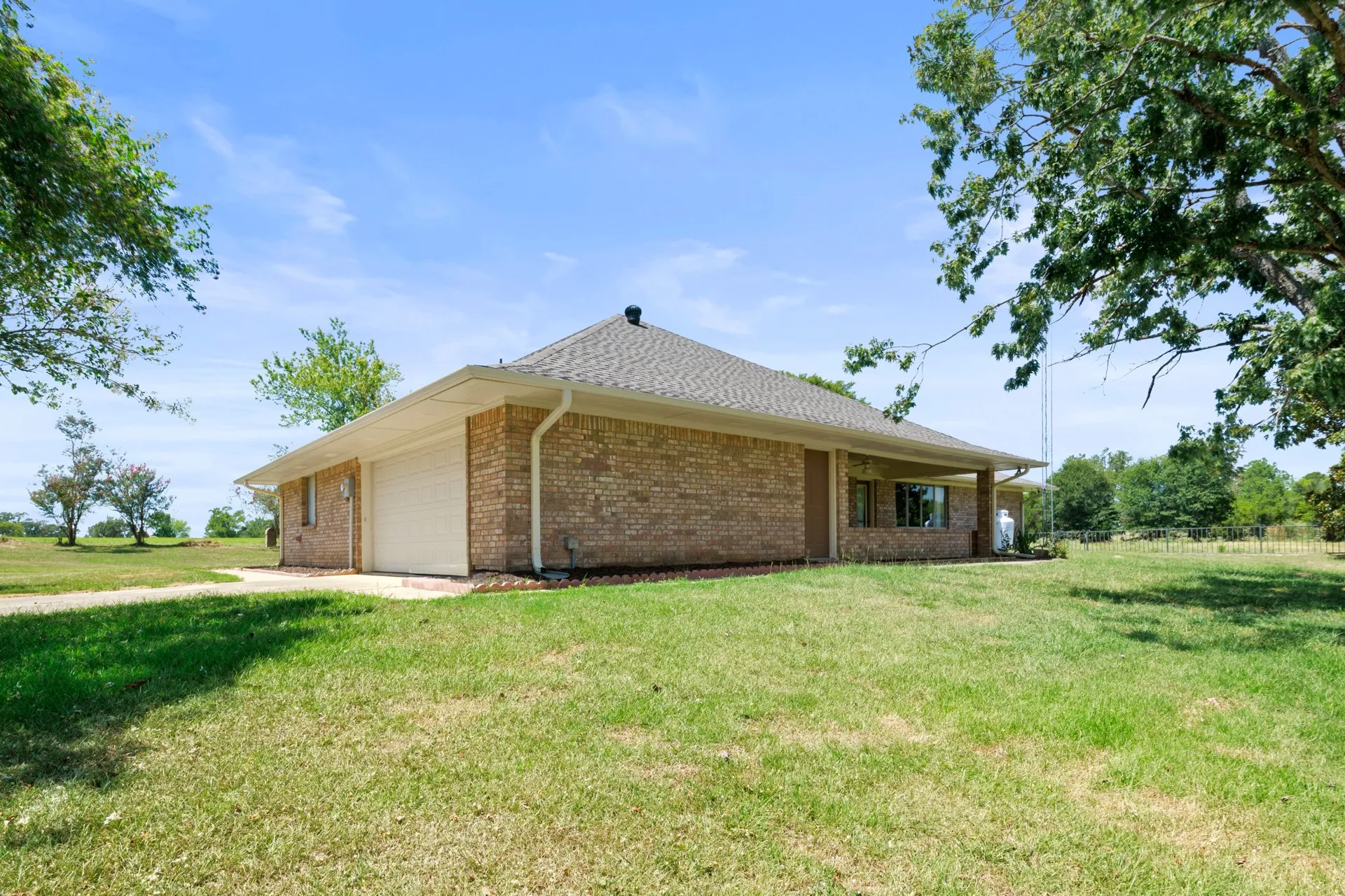 Single Family Residence For Sale in Titus County , 1149 County Road 4510, Mt Pleasant, Texas 75455, 3 Bedroom, 3 Bathroom, 2 Garage spaces, 2,046 Sqft, built in 1995, mls#21371833, Real Estate Agent in Mt Pleasant, Homes For Sale in Titus county, Homes For Sale in Mt Pleasant, Realtor in Mt Pleasant Texas, Real Estate Brokerage Independent Realty Texas, Luminita Cordes Realtor