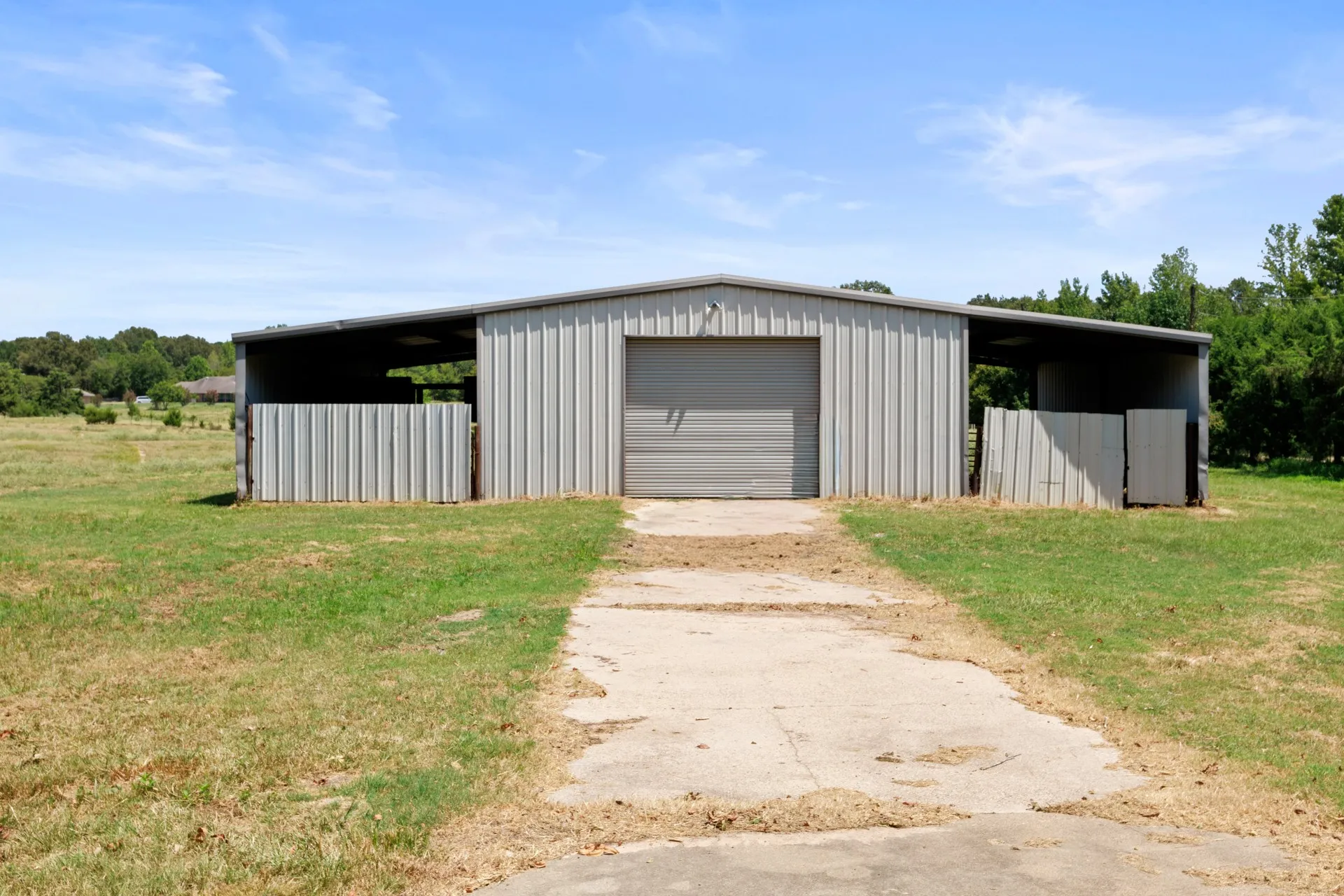 Single Family Residence For Sale in Titus County , 1149 County Road 4510, Mt Pleasant, Texas 75455, 3 Bedroom, 3 Bathroom, 2 Garage spaces, 2,046 Sqft, built in 1995, mls#21371833, Real Estate Agent in Mt Pleasant, Homes For Sale in Titus county, Homes For Sale in Mt Pleasant, Realtor in Mt Pleasant Texas, Real Estate Brokerage Independent Realty Texas, Luminita Cordes Realtor