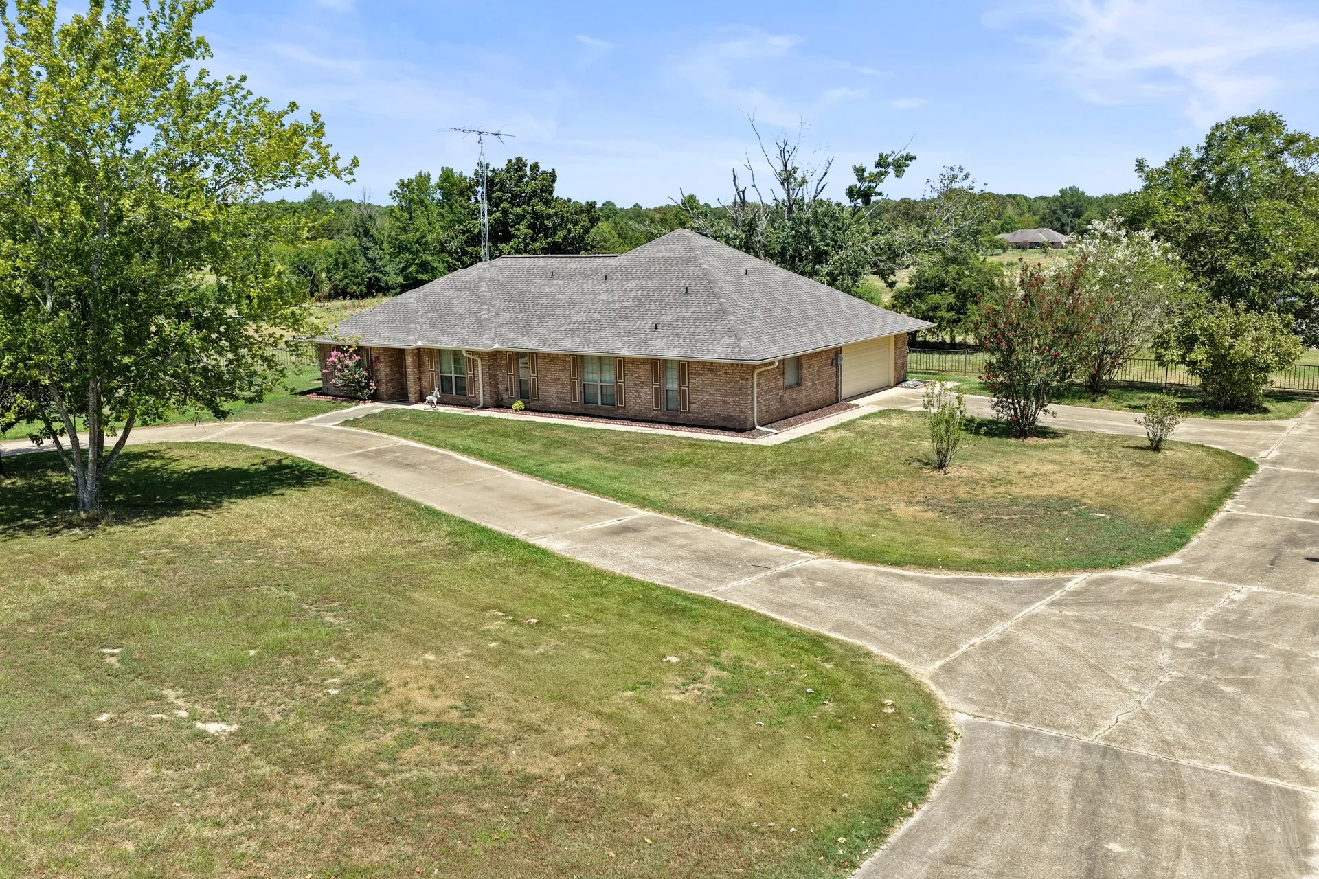 Single Family Residence For Sale in Titus County , 1149 County Road 4510, Mt Pleasant, Texas 75455, 3 Bedroom, 3 Bathroom, 2 Garage spaces, 2,046 Sqft, built in 1995, mls#21371833, Real Estate Agent in Mt Pleasant, Homes For Sale in Titus county, Homes For Sale in Mt Pleasant, Realtor in Mt Pleasant Texas, Real Estate Brokerage Independent Realty Texas, Luminita Cordes Realtor