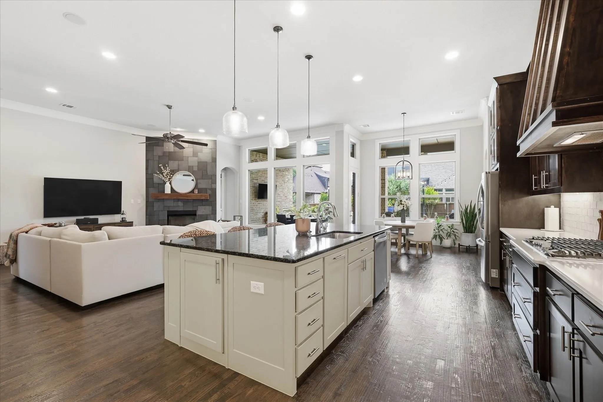 Single Family Residence For Sale in Denton County , 332 Nora Lane, Argyle, Texas 76226, 3 Bedroom, 4 Bathroom, 3 Garage spaces, 2,895 Sqft, built in 2017, mls#21371570, Real Estate Agent in Argyle, Homes For Sale in Denton county, Homes For Sale in Argyle, Realtor in Argyle Texas, Real Estate Brokerage Independent Realty Texas, Luminita Cordes Realtor