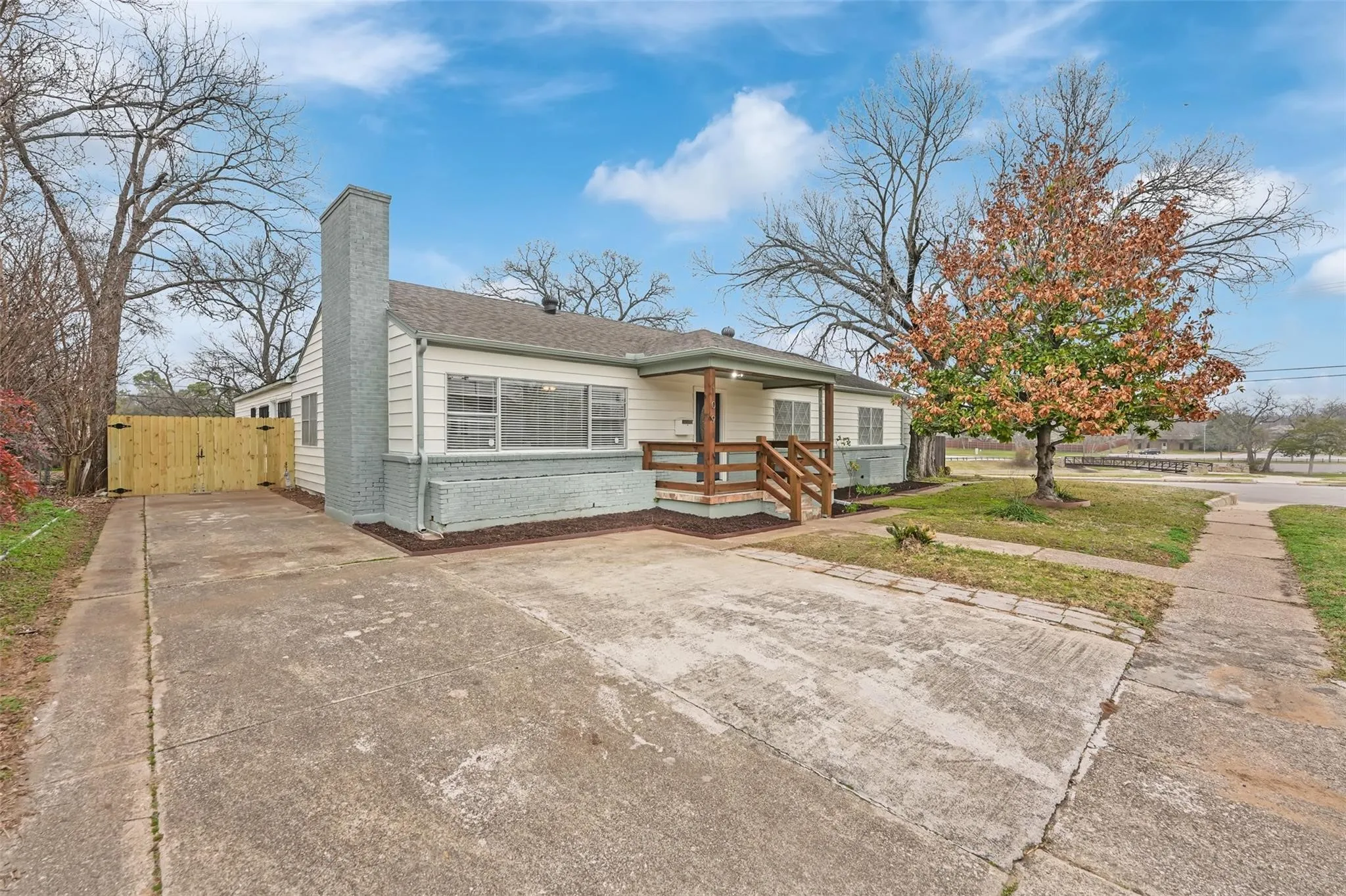 Single Family Residence For Sale in Dallas County , 109 W 11th Street, Irving, Texas 75060, 5 Bedroom, 3 Bathroom, Garage spaces, 2,966 Sqft, built in 1950, mls#21362962, Real Estate Agent in Irving, Homes For Sale in Dallas county, Homes For Sale in Irving, Realtor in Irving Texas, Real Estate Brokerage Independent Realty Texas, Luminita Cordes Realtor