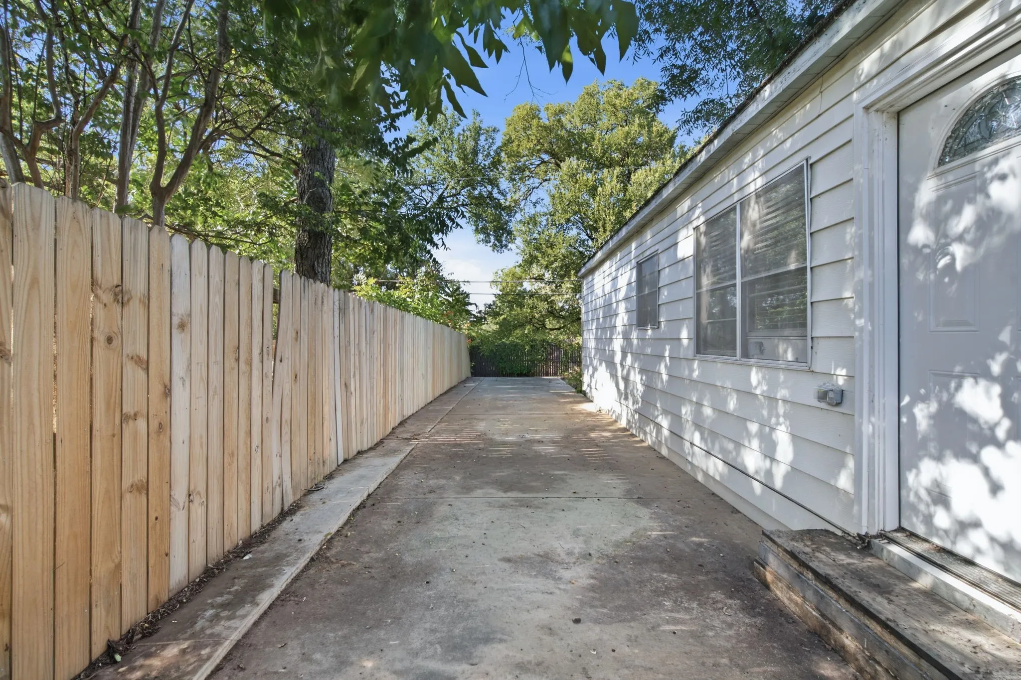 Single Family Residence For Sale in Dallas County , 109 W 11th Street, Irving, Texas 75060, 5 Bedroom, 3 Bathroom, Garage spaces, 2,966 Sqft, built in 1950, mls#21362962, Real Estate Agent in Irving, Homes For Sale in Dallas county, Homes For Sale in Irving, Realtor in Irving Texas, Real Estate Brokerage Independent Realty Texas, Luminita Cordes Realtor