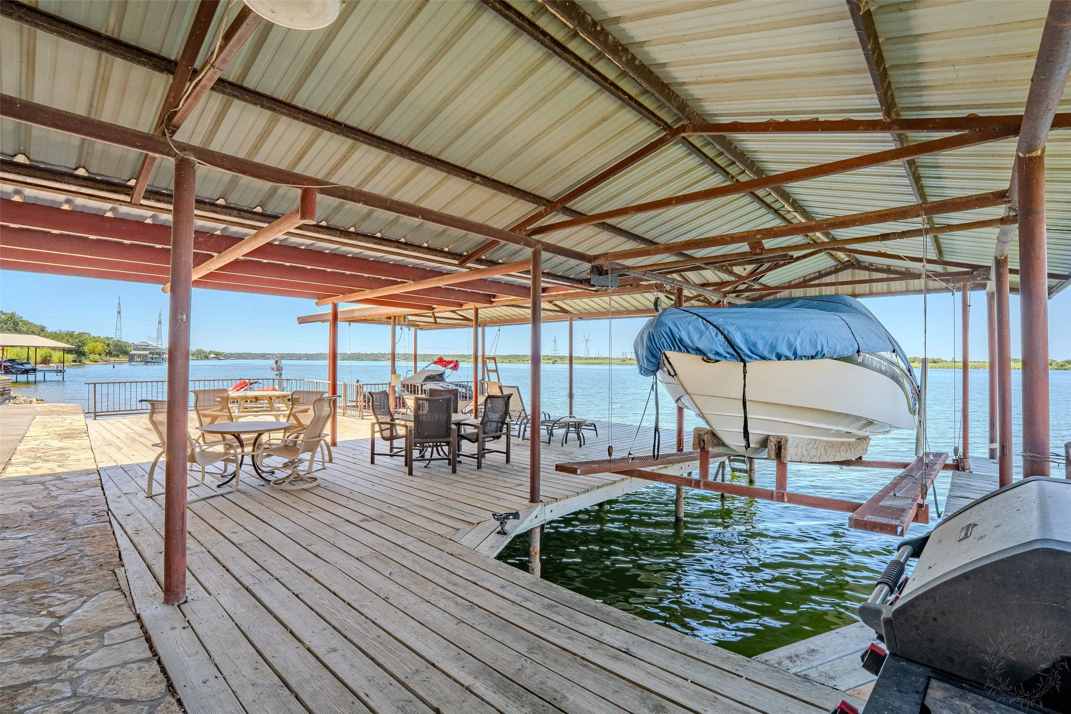 Single Family Residence For Sale in Hood County , 6371 Beacon Vista Circle, Granbury, Texas 76049, 2 Bedroom, 2 Bathroom, 1 Garage spaces, 2,092 Sqft, built in 1983, mls#21368670, Real Estate Agent in Granbury, Homes For Sale in Hood county, Homes For Sale in Granbury, Realtor in Granbury Texas, Real Estate Brokerage Independent Realty Texas, Luminita Cordes Realtor