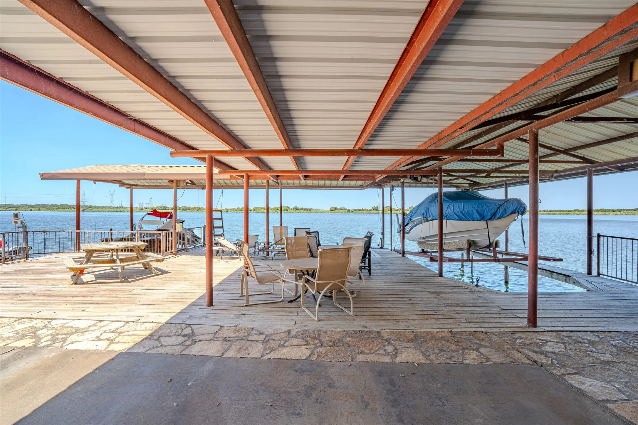 Single Family Residence For Sale in Hood County , 6371 Beacon Vista Circle, Granbury, Texas 76049, 2 Bedroom, 2 Bathroom, 1 Garage spaces, 2,092 Sqft, built in 1983, mls#21368670, Real Estate Agent in Granbury, Homes For Sale in Hood county, Homes For Sale in Granbury, Realtor in Granbury Texas, Real Estate Brokerage Independent Realty Texas, Luminita Cordes Realtor