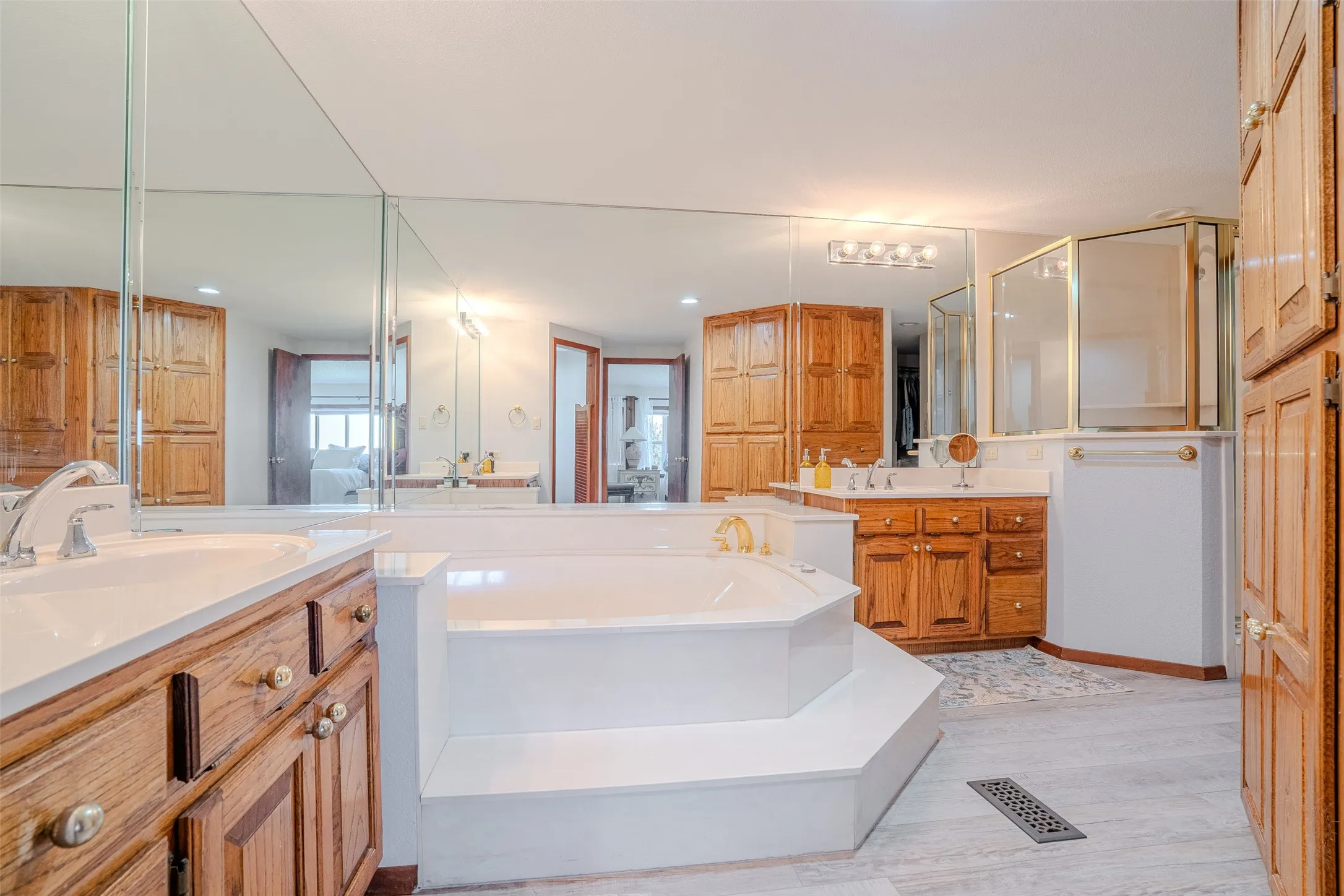 Single Family Residence For Sale in Hood County , 6371 Beacon Vista Circle, Granbury, Texas 76049, 2 Bedroom, 2 Bathroom, 1 Garage spaces, 2,092 Sqft, built in 1983, mls#21368670, Real Estate Agent in Granbury, Homes For Sale in Hood county, Homes For Sale in Granbury, Realtor in Granbury Texas, Real Estate Brokerage Independent Realty Texas, Luminita Cordes Realtor