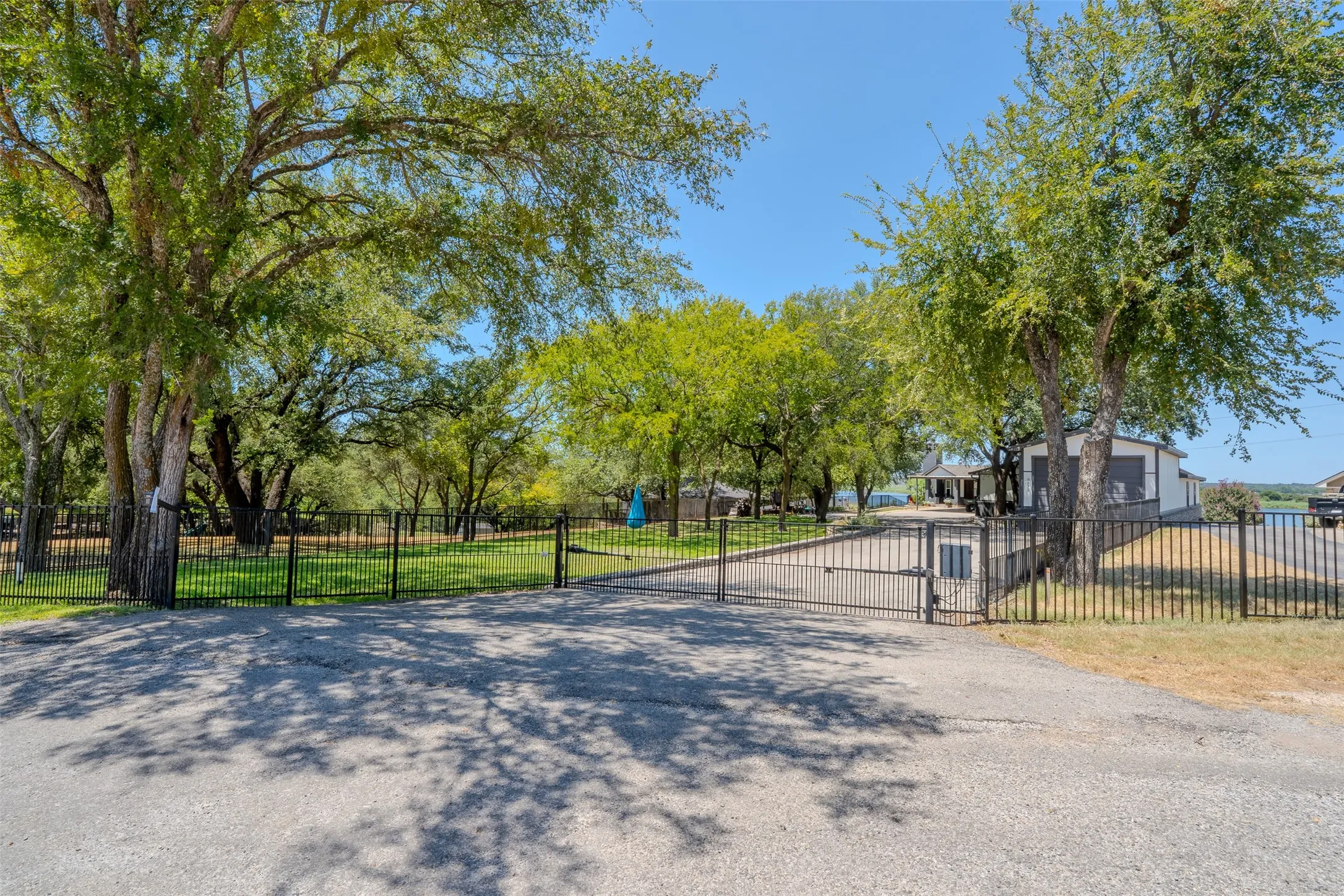 Single Family Residence For Sale in Hood County , 6371 Beacon Vista Circle, Granbury, Texas 76049, 2 Bedroom, 2 Bathroom, 1 Garage spaces, 2,092 Sqft, built in 1983, mls#21368670, Real Estate Agent in Granbury, Homes For Sale in Hood county, Homes For Sale in Granbury, Realtor in Granbury Texas, Real Estate Brokerage Independent Realty Texas, Luminita Cordes Realtor