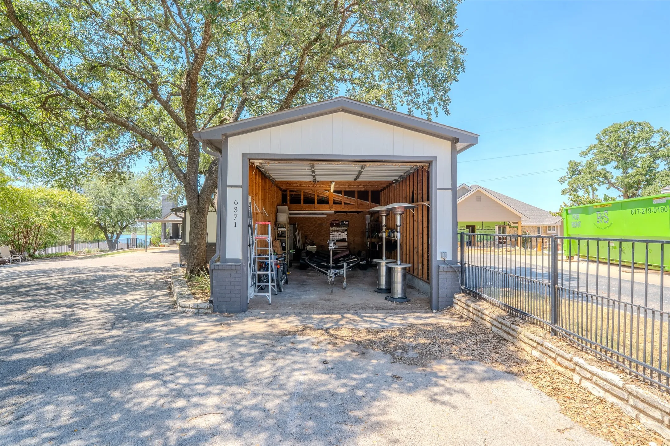 Single Family Residence For Sale in Hood County , 6371 Beacon Vista Circle, Granbury, Texas 76049, 2 Bedroom, 2 Bathroom, 1 Garage spaces, 2,092 Sqft, built in 1983, mls#21368670, Real Estate Agent in Granbury, Homes For Sale in Hood county, Homes For Sale in Granbury, Realtor in Granbury Texas, Real Estate Brokerage Independent Realty Texas, Luminita Cordes Realtor