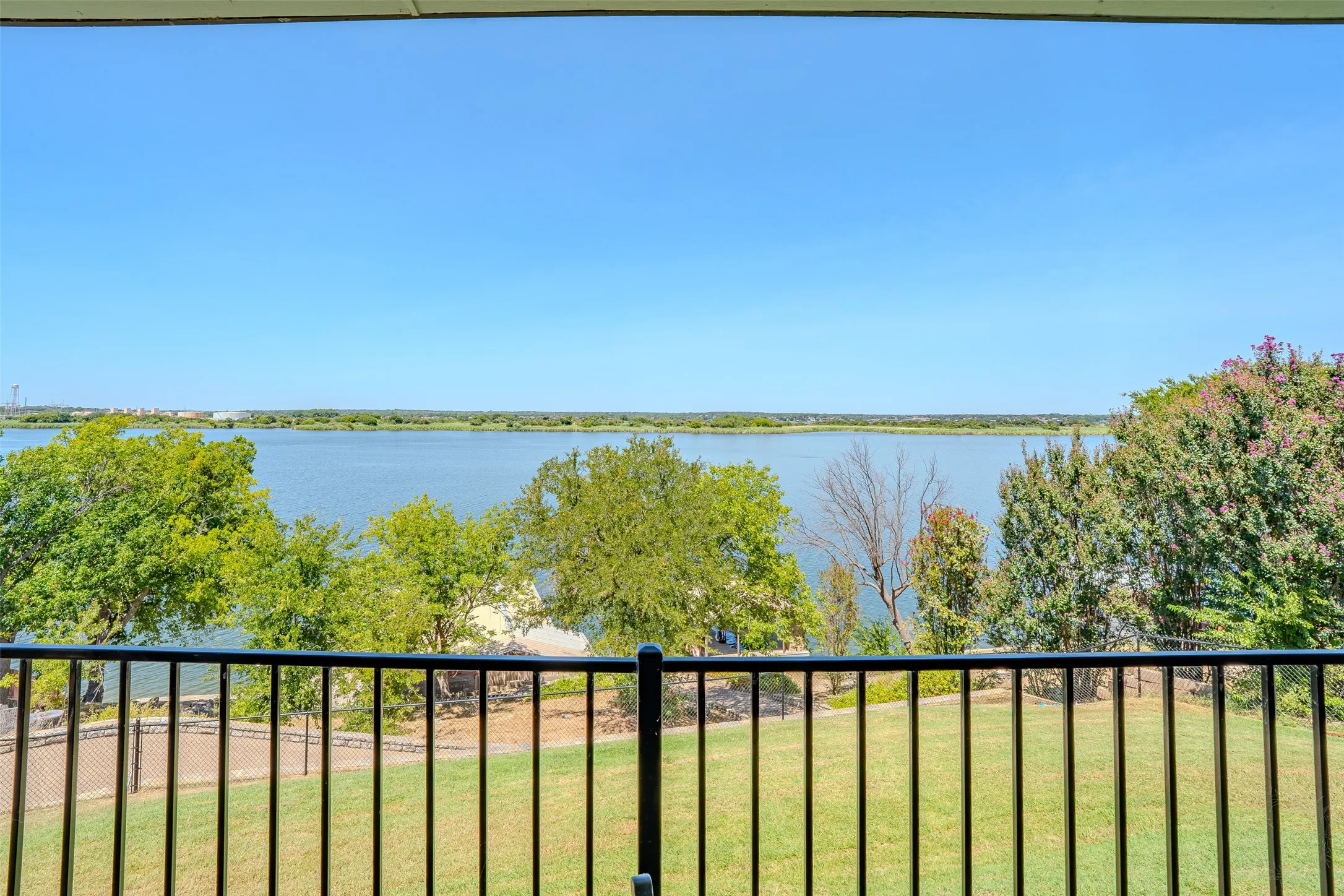 Single Family Residence For Sale in Hood County , 6371 Beacon Vista Circle, Granbury, Texas 76049, 2 Bedroom, 2 Bathroom, 1 Garage spaces, 2,092 Sqft, built in 1983, mls#21368670, Real Estate Agent in Granbury, Homes For Sale in Hood county, Homes For Sale in Granbury, Realtor in Granbury Texas, Real Estate Brokerage Independent Realty Texas, Luminita Cordes Realtor