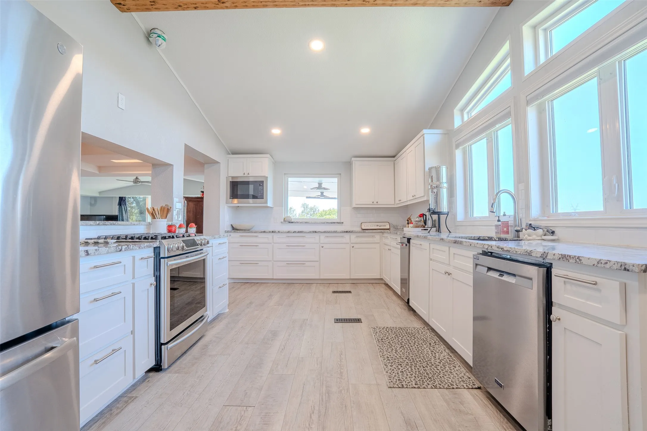 Single Family Residence For Sale in Hood County , 6371 Beacon Vista Circle, Granbury, Texas 76049, 2 Bedroom, 2 Bathroom, 1 Garage spaces, 2,092 Sqft, built in 1983, mls#21368670, Real Estate Agent in Granbury, Homes For Sale in Hood county, Homes For Sale in Granbury, Realtor in Granbury Texas, Real Estate Brokerage Independent Realty Texas, Luminita Cordes Realtor