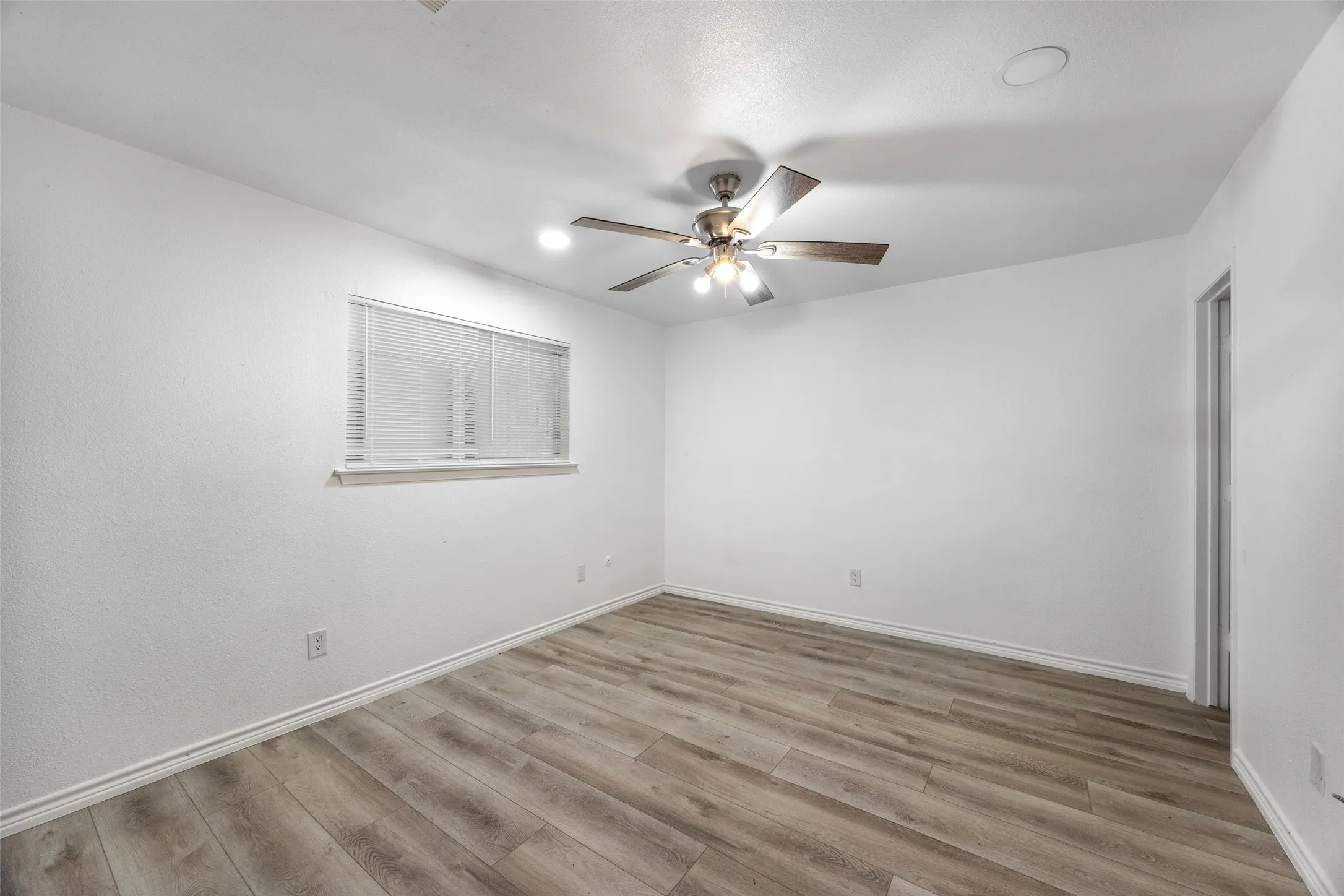 Quadruplex For Rent in Tarrant County , 5221 Cordova Avenue, Fort Worth, Texas 76132, 2 Bedroom, 2 Bathroom, Garage spaces, 1,175 Sqft, built in 1978, mls#21372343, Real Estate Agent in Fort Worth, Homes For Rent in Tarrant county, Homes For Rent in Fort Worth, Realtor in Fort Worth Texas, Real Estate Brokerage Independent Realty Texas, Luminita Cordes Realtor