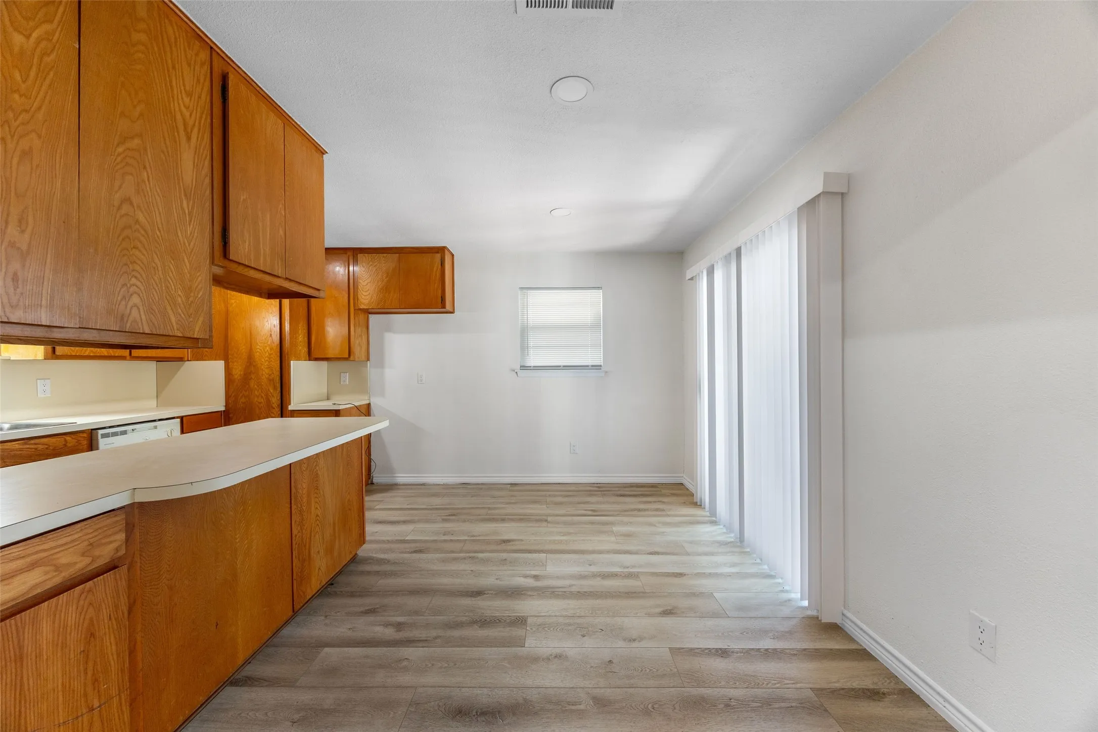 Quadruplex For Rent in Tarrant County , 5221 Cordova Avenue, Fort Worth, Texas 76132, 2 Bedroom, 2 Bathroom, Garage spaces, 1,175 Sqft, built in 1978, mls#21372343, Real Estate Agent in Fort Worth, Homes For Rent in Tarrant county, Homes For Rent in Fort Worth, Realtor in Fort Worth Texas, Real Estate Brokerage Independent Realty Texas, Luminita Cordes Realtor
