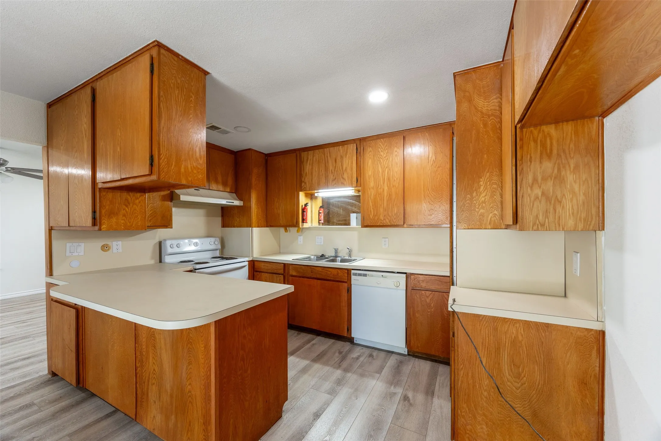 Quadruplex For Rent in Tarrant County , 5221 Cordova Avenue, Fort Worth, Texas 76132, 2 Bedroom, 2 Bathroom, Garage spaces, 1,175 Sqft, built in 1978, mls#21372343, Real Estate Agent in Fort Worth, Homes For Rent in Tarrant county, Homes For Rent in Fort Worth, Realtor in Fort Worth Texas, Real Estate Brokerage Independent Realty Texas, Luminita Cordes Realtor