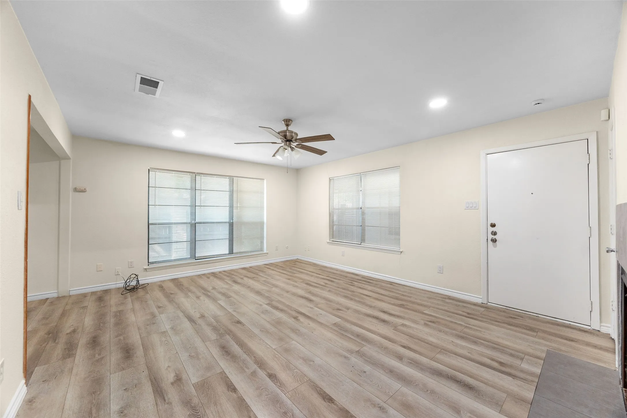 Quadruplex For Rent in Tarrant County , 5221 Cordova Avenue, Fort Worth, Texas 76132, 2 Bedroom, 2 Bathroom, Garage spaces, 1,175 Sqft, built in 1978, mls#21372343, Real Estate Agent in Fort Worth, Homes For Rent in Tarrant county, Homes For Rent in Fort Worth, Realtor in Fort Worth Texas, Real Estate Brokerage Independent Realty Texas, Luminita Cordes Realtor