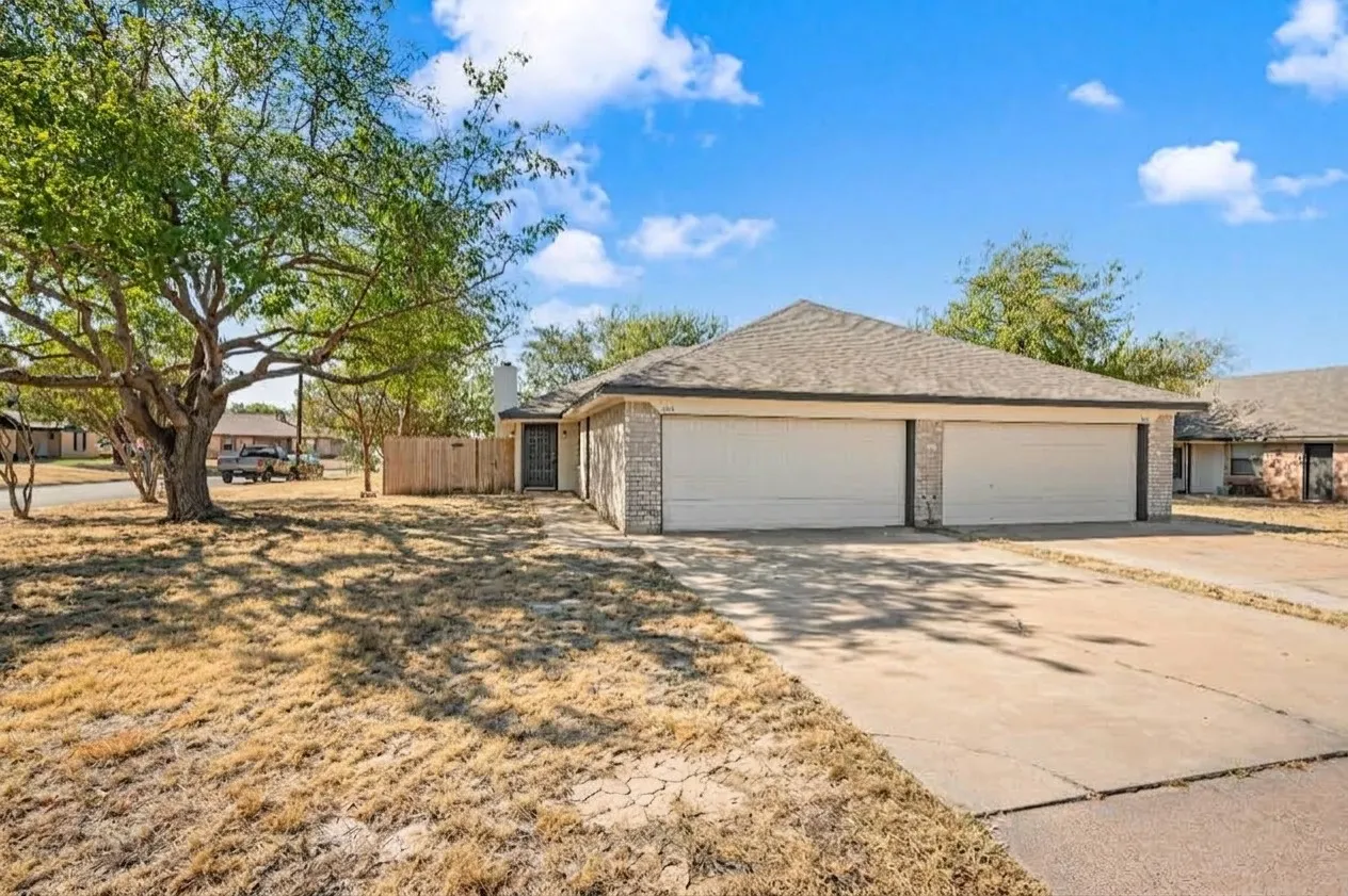 Single Family Residence For Sale in Tarrant County , 7714 Brandi Place 7714, North Richland Hills, Texas 76182, 2 Bedroom, 2 Bathroom, 2 Garage spaces, 1,059 Sqft, built in 1984, mls#21359338, Real Estate Agent in North Richland Hills, Homes For Sale in Tarrant county, Homes For Sale in North Richland Hills, Realtor in North Richland Hills Texas, Real Estate Brokerage Independent Realty Texas, Luminita Cordes Realtor
