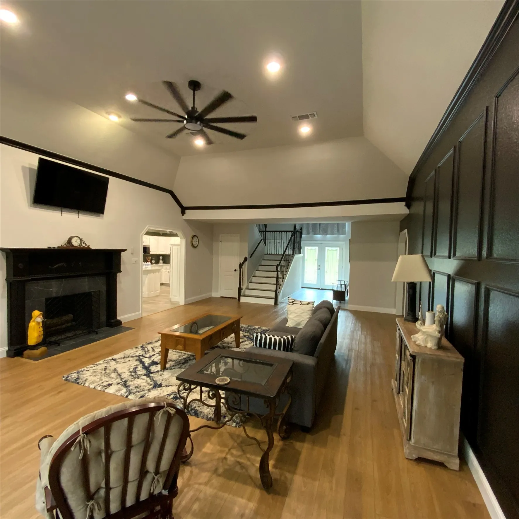 Vaulted ceiling with recessed lighting and a ceiling fan
