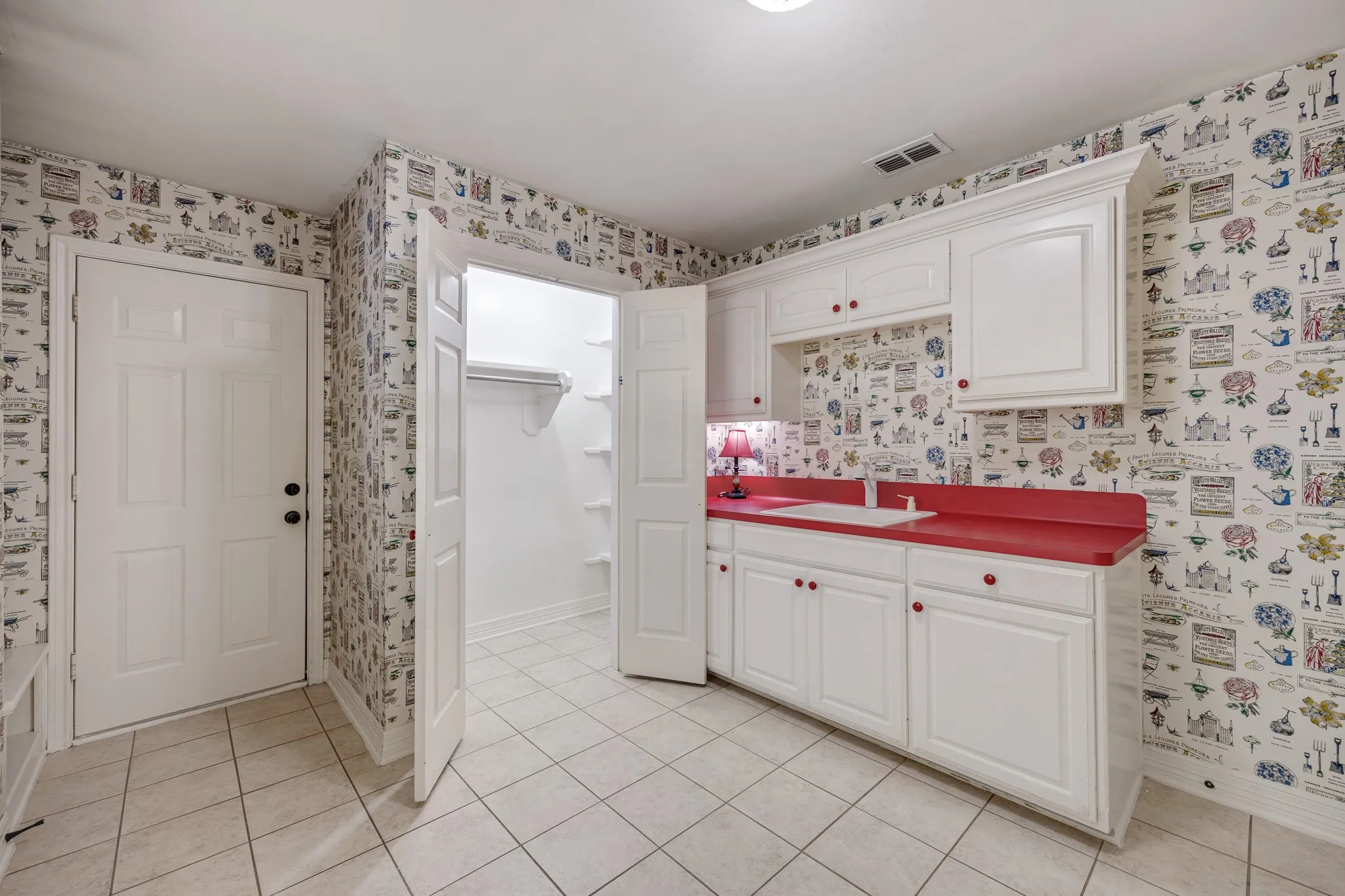 Single Family Residence For Sale in Smith County , 17820 Oak Forest Drive, Flint, Texas 75762, 4 Bedroom, 4 Bathroom, 2 Garage spaces, 3,464 Sqft, built in 1998, mls#21370045, Real Estate Agent in Flint, Homes For Sale in Smith county, Homes For Sale in Flint, Realtor in Flint Texas, Real Estate Brokerage Independent Realty Texas, Luminita Cordes Realtor