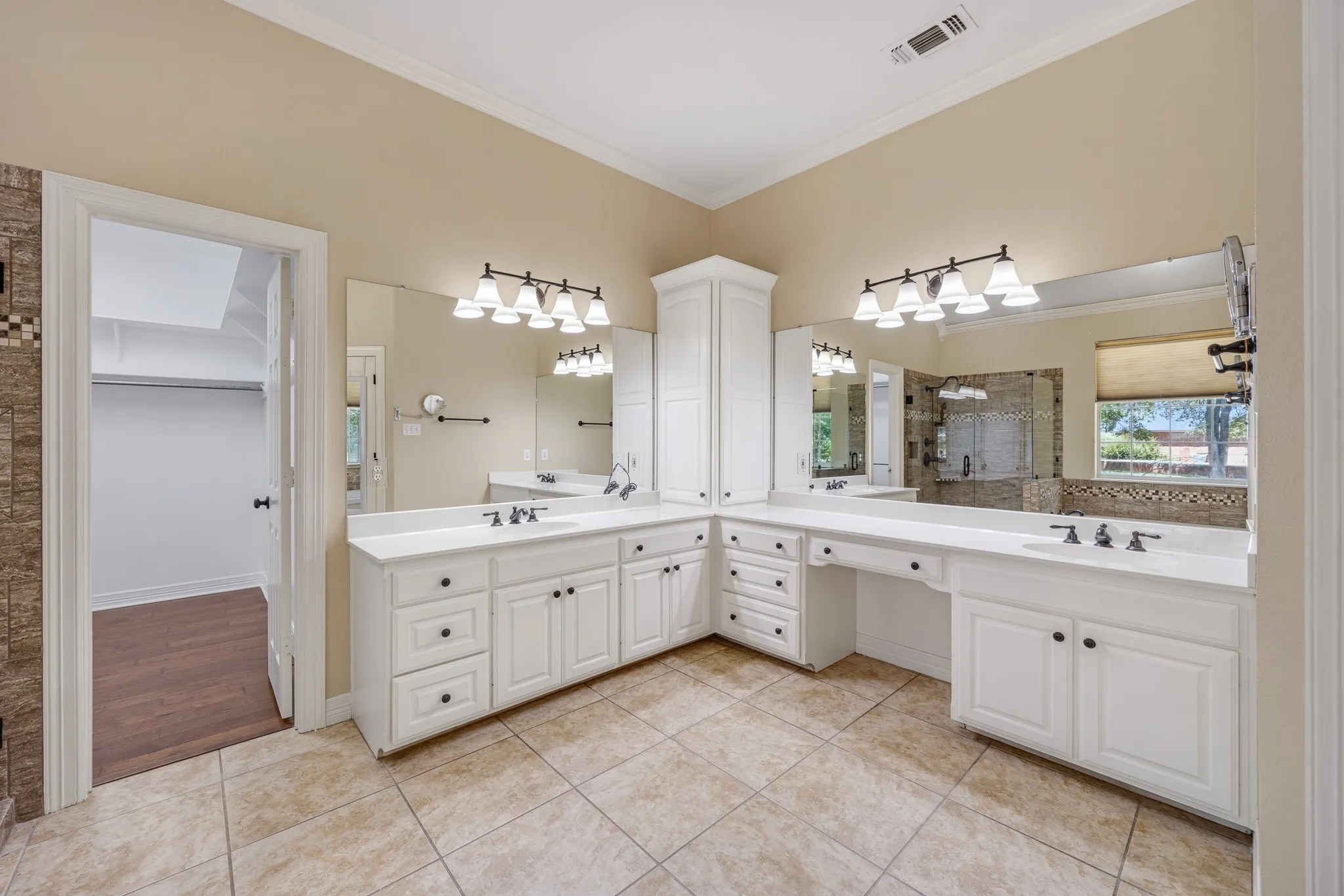 Single Family Residence For Sale in Smith County , 17820 Oak Forest Drive, Flint, Texas 75762, 4 Bedroom, 4 Bathroom, 2 Garage spaces, 3,464 Sqft, built in 1998, mls#21370045, Real Estate Agent in Flint, Homes For Sale in Smith county, Homes For Sale in Flint, Realtor in Flint Texas, Real Estate Brokerage Independent Realty Texas, Luminita Cordes Realtor