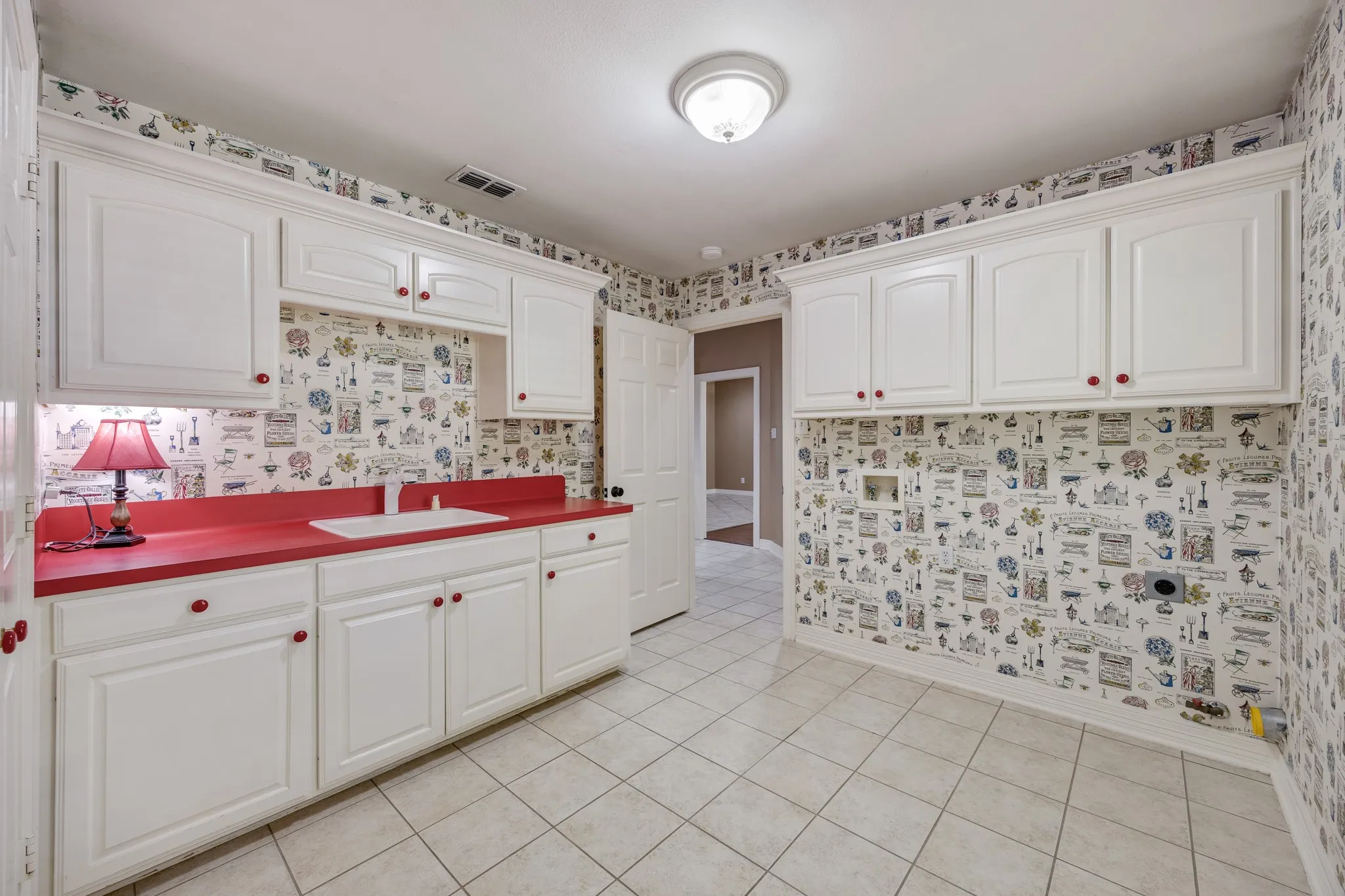 Single Family Residence For Sale in Smith County , 17820 Oak Forest Drive, Flint, Texas 75762, 4 Bedroom, 4 Bathroom, 2 Garage spaces, 3,464 Sqft, built in 1998, mls#21370045, Real Estate Agent in Flint, Homes For Sale in Smith county, Homes For Sale in Flint, Realtor in Flint Texas, Real Estate Brokerage Independent Realty Texas, Luminita Cordes Realtor
