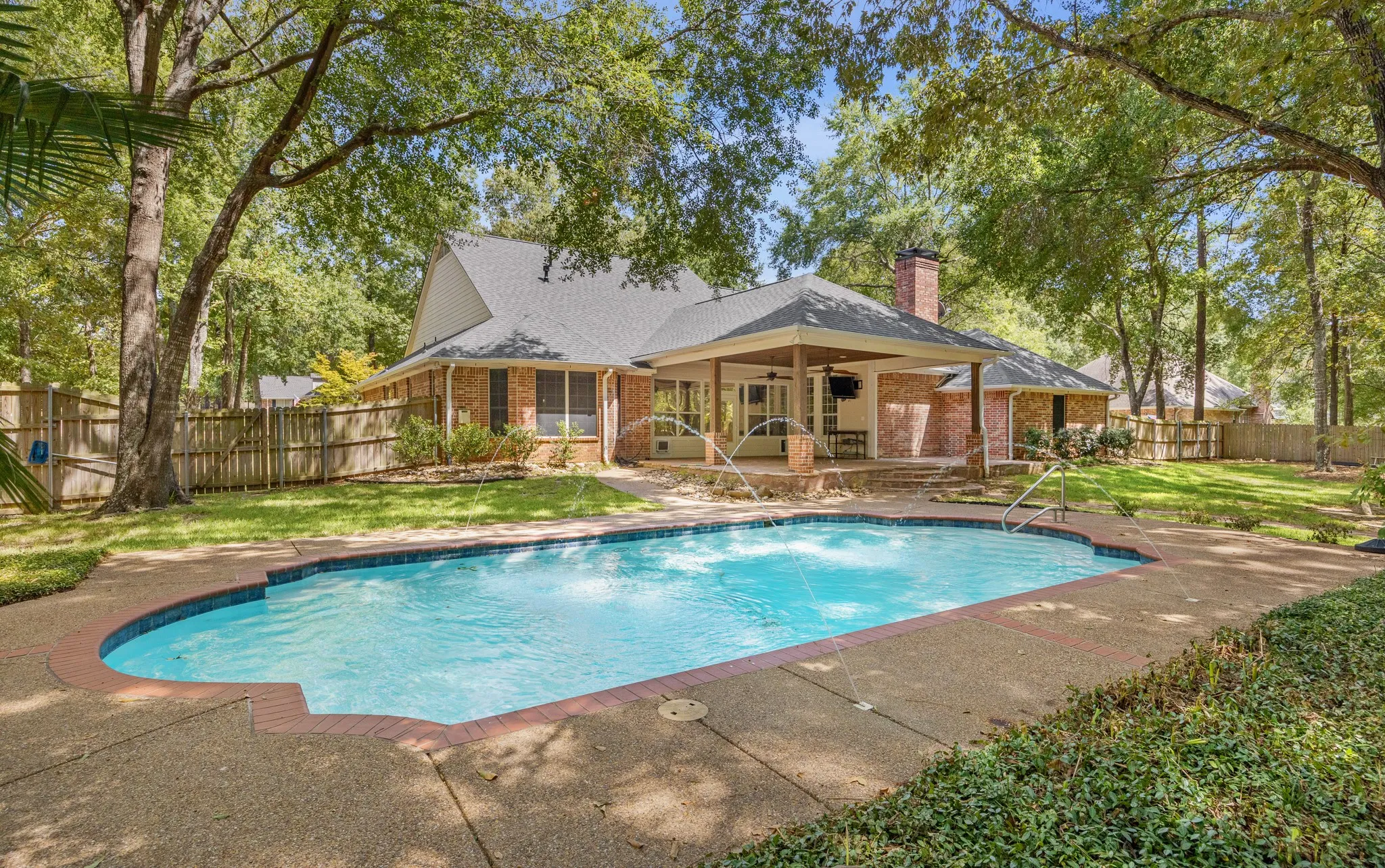 Single Family Residence For Sale in Smith County , 17820 Oak Forest Drive, Flint, Texas 75762, 4 Bedroom, 4 Bathroom, 2 Garage spaces, 3,464 Sqft, built in 1998, mls#21370045, Real Estate Agent in Flint, Homes For Sale in Smith county, Homes For Sale in Flint, Realtor in Flint Texas, Real Estate Brokerage Independent Realty Texas, Luminita Cordes Realtor