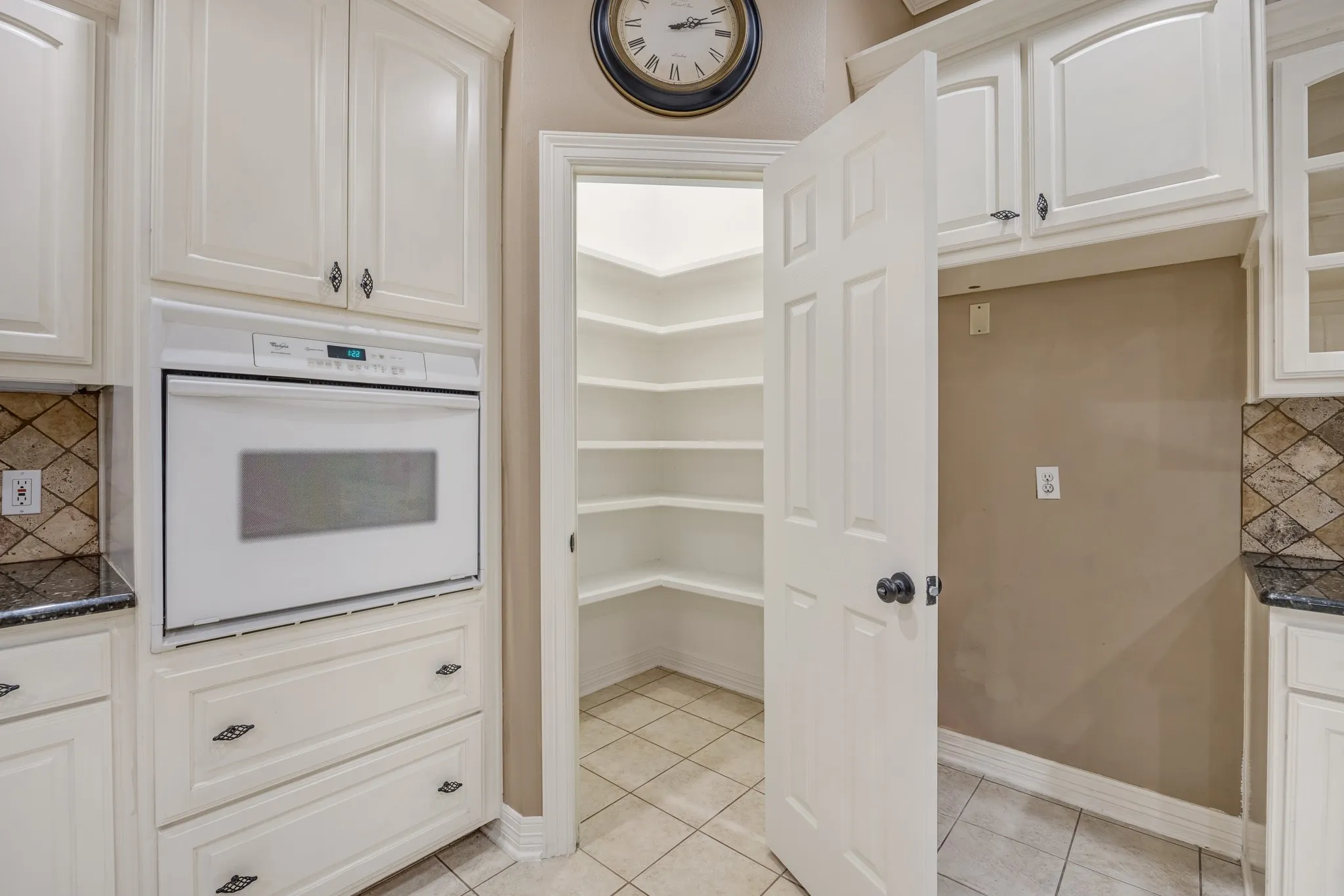Single Family Residence For Sale in Smith County , 17820 Oak Forest Drive, Flint, Texas 75762, 4 Bedroom, 4 Bathroom, 2 Garage spaces, 3,464 Sqft, built in 1998, mls#21370045, Real Estate Agent in Flint, Homes For Sale in Smith county, Homes For Sale in Flint, Realtor in Flint Texas, Real Estate Brokerage Independent Realty Texas, Luminita Cordes Realtor